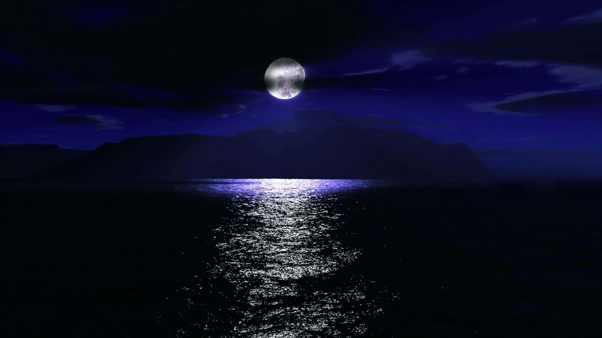 Dark Moon 桌布 壁紙 — 一輪滿月在黑暗的海洋上投射出一條閃爍的銀色路徑，而輪廓山脈在深紫色的夜空下升起。