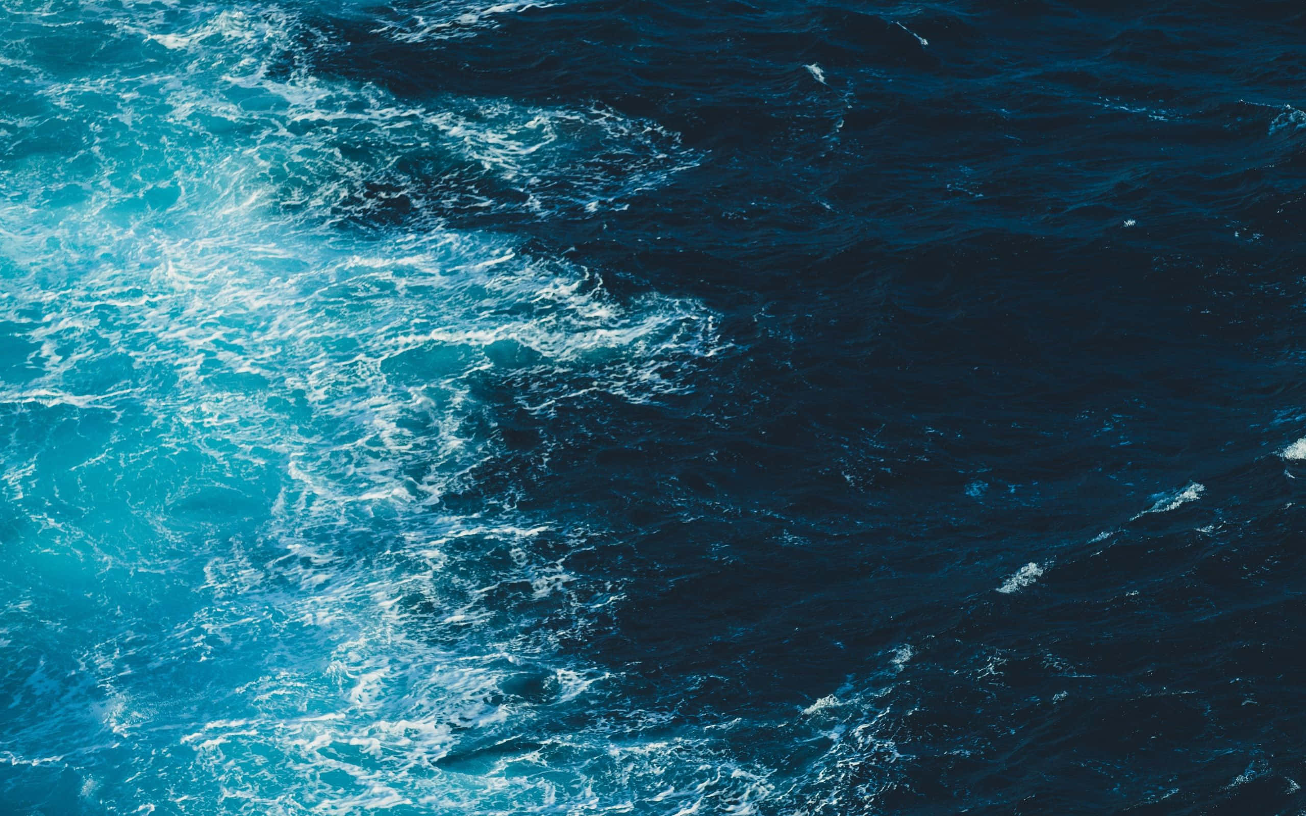 海浪 桌布 壁紙 — 一道充滿動感的綠松石色和深藍色海浪漩渦，帶著白色泡沫在較暗的海面上翻騰。