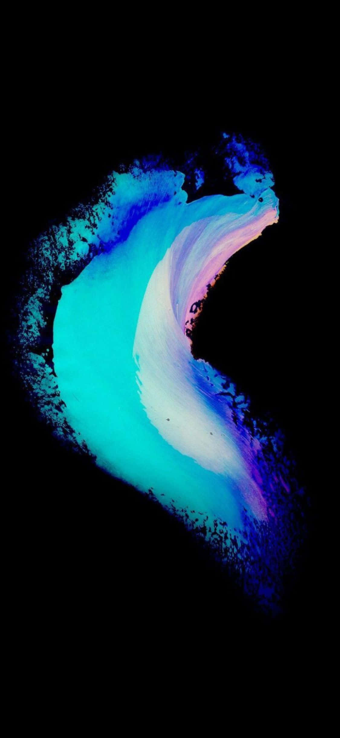 iPhone X Amoled 桌布 壁紙 — 一道充滿活力的抽象漩渦，由電光藍和紫色顏料在純黑背景上流動而成。