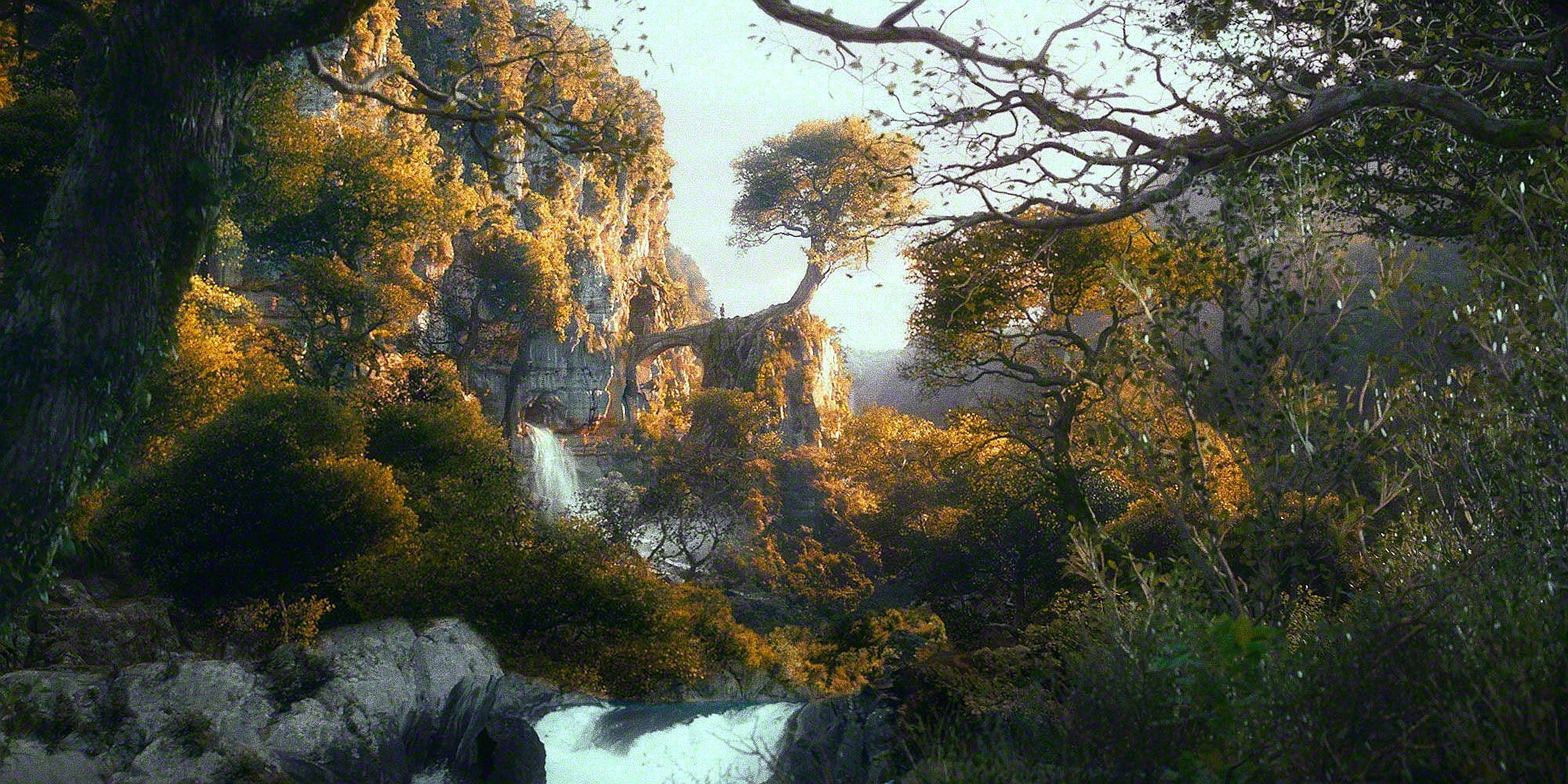 Lord Of The Rings Landscape 桌布 壁紙 — 一道寧靜的瀑布穿過陽光明媚的峽谷，兩旁是金色的秋樹和長滿苔蘚的岩石。
