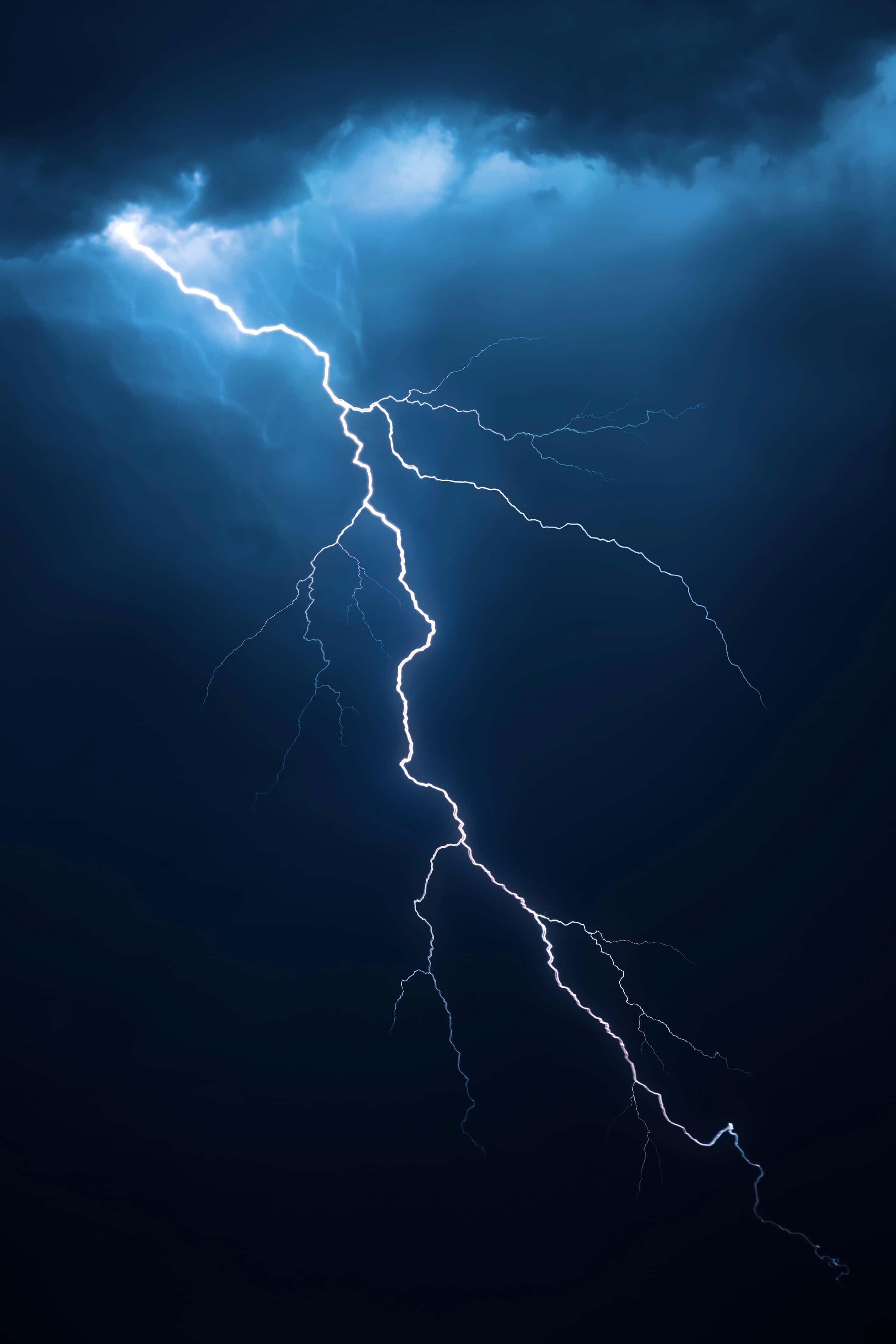 暴風 桌布 壁紙 — 一道強勁嘅藍白色閃電喺黑暗嘅暴風雨中戲劇性地分叉。