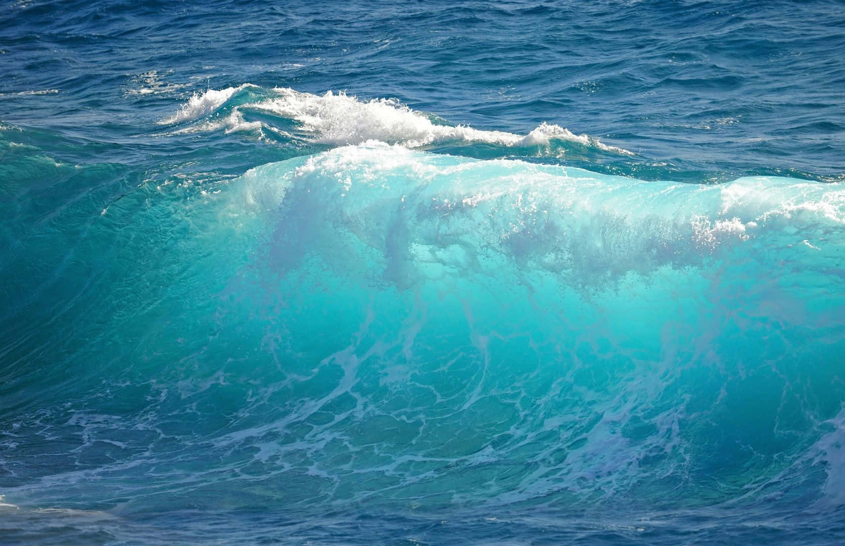 waves 桌布 壁紙 — 一道強勁的藍綠色海浪向前翻捲，頂端泛著白色泡沫，在明亮陽光下閃耀。