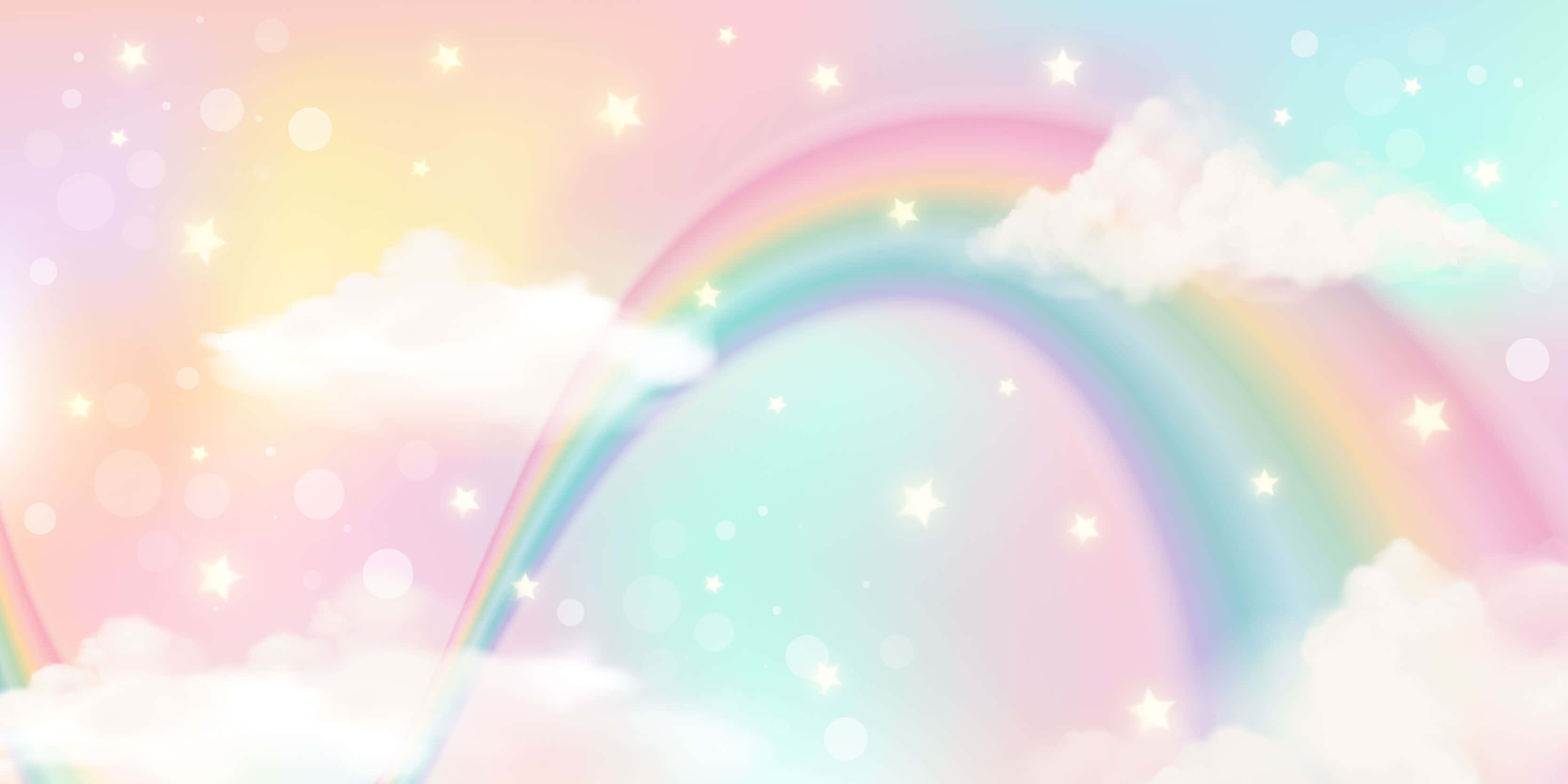 Pastel Cute 桌布 壁紙 — 一道柔和嘅粉彩彩虹喺點綴住閃爍星星同 fluffy 雲朵嘅夢幻天空中彎曲。