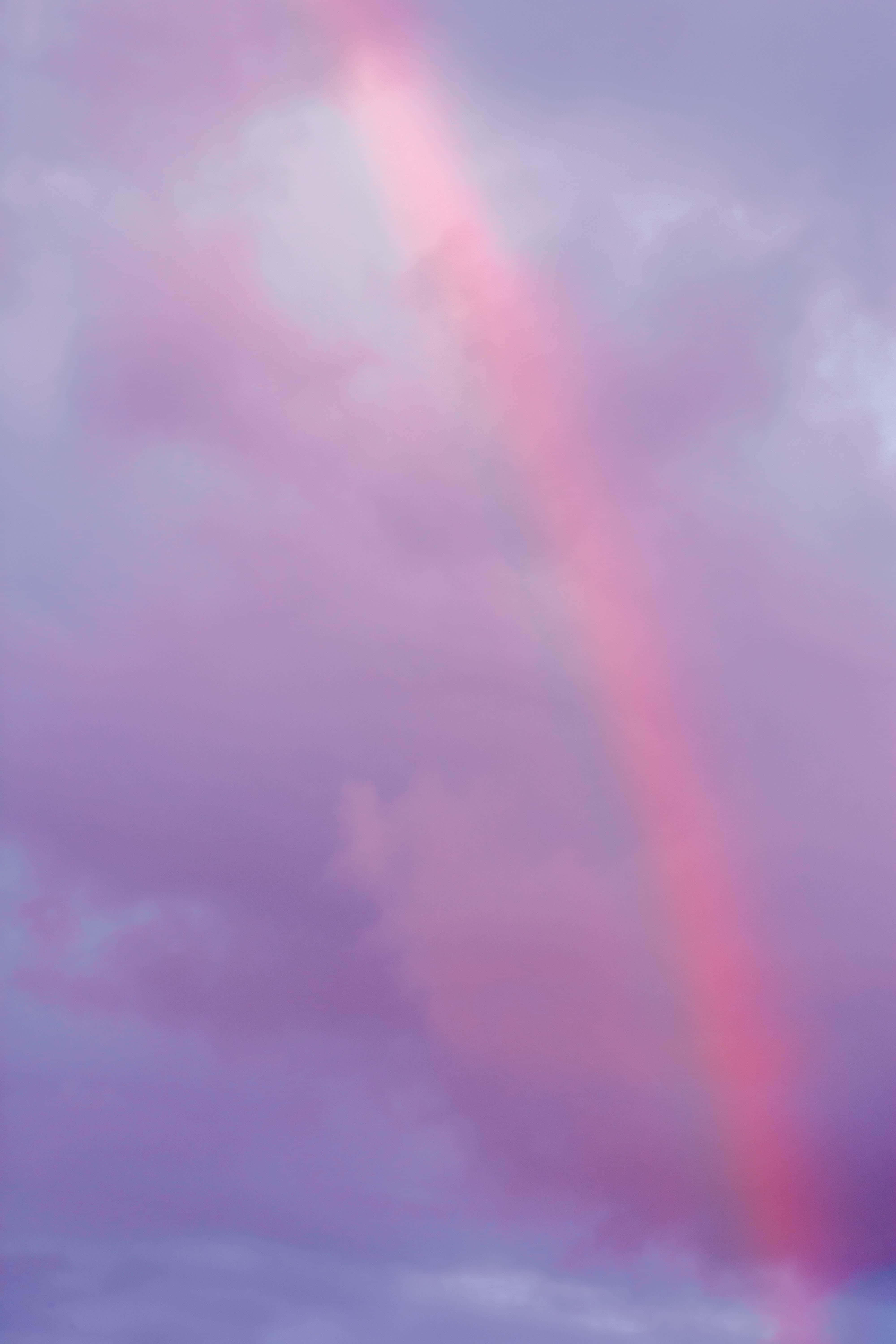 唯美雲朵 桌布 壁紙 — 一道柔和的粉紅彩虹劃過充滿縷縷雲彩的夢幻薰衣草色天空。
