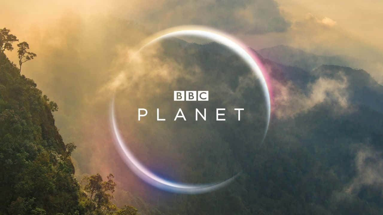 Bbc News 桌布 壁紙 — 一道發光的光環在霧氣籠罩的山巒上拱起，BBC Planet 標誌位於霧氣中央。