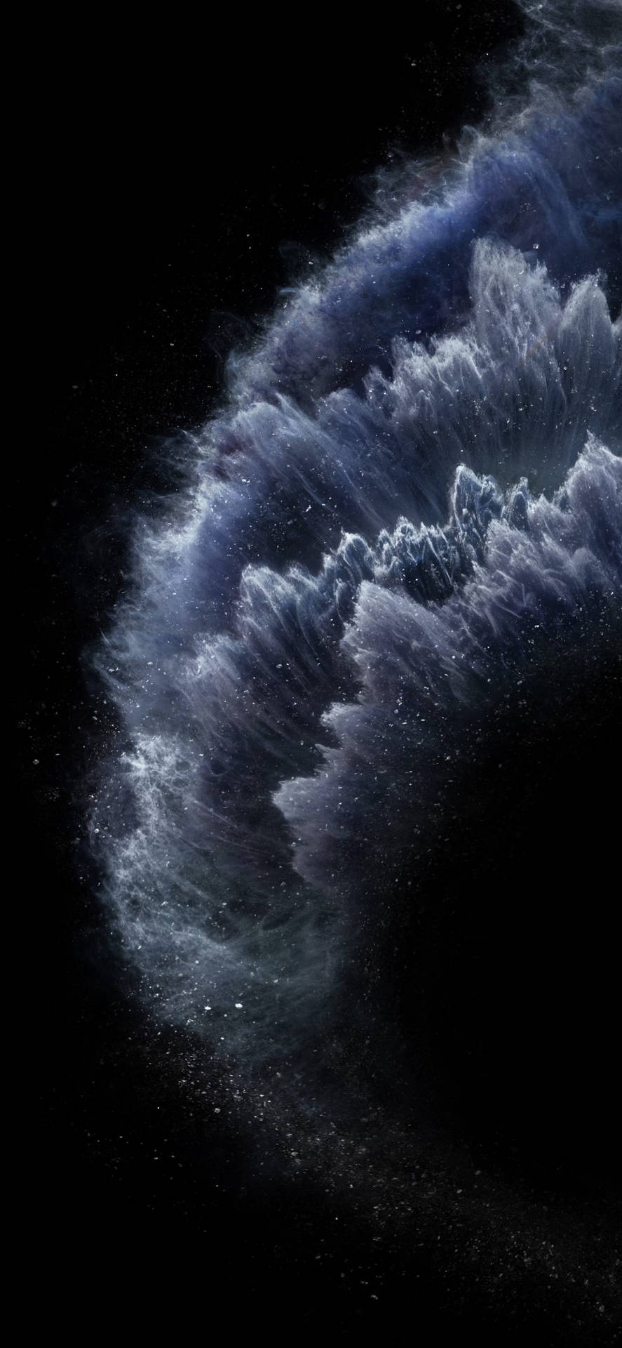 在深空中旋轉的藍色和紫色星雲，帶有星星。