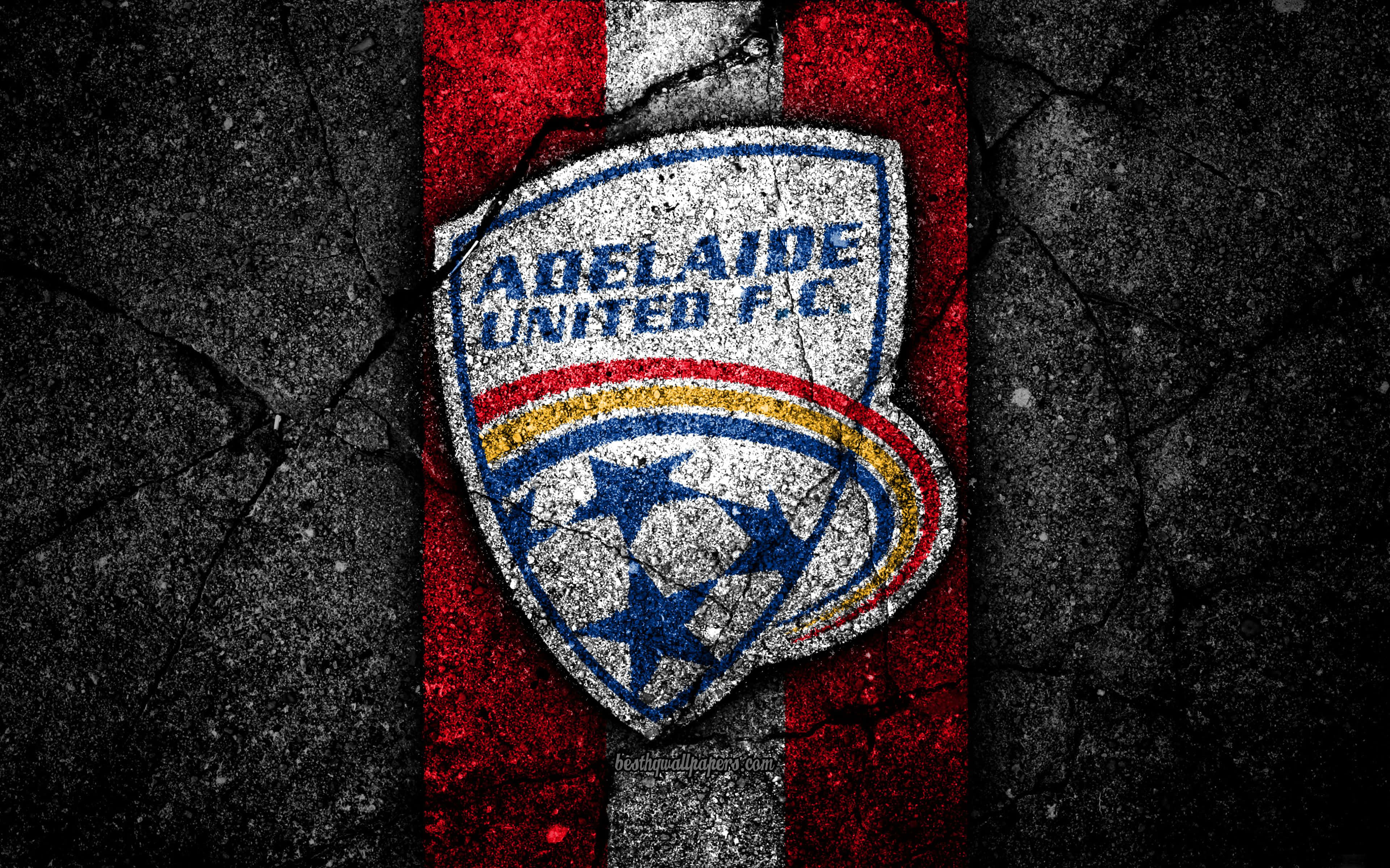 Adelaide United 桌布 壁紙 — 一道裂開的混凝土牆上有一個飽經風霜的阿德萊德聯足球會會徽，帶有紅、白、藍三色條紋。