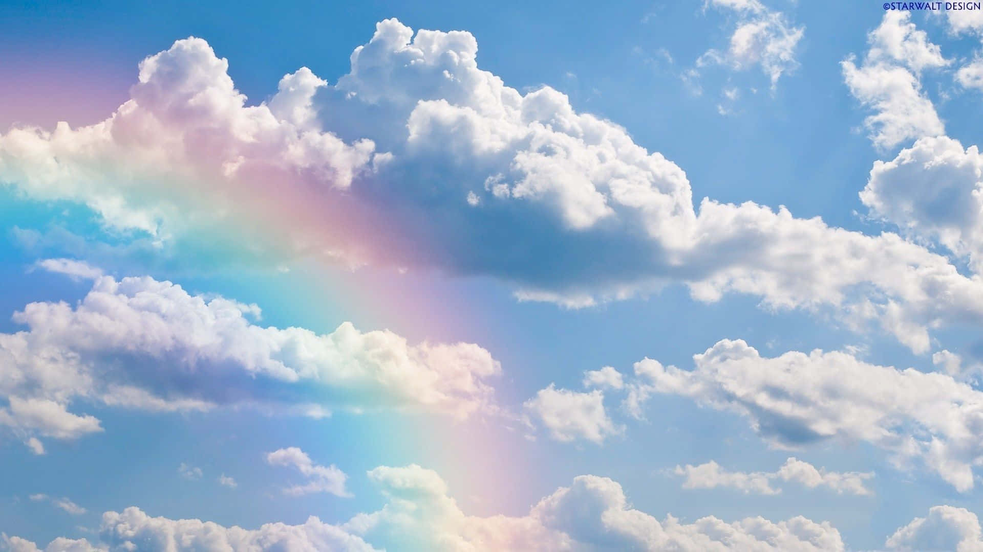 Cloud Aesthetic 桌布 壁紙 — 一道鮮豔的彩虹優雅地穿過蓬鬆的白雲，映襯著清澈的藍天。