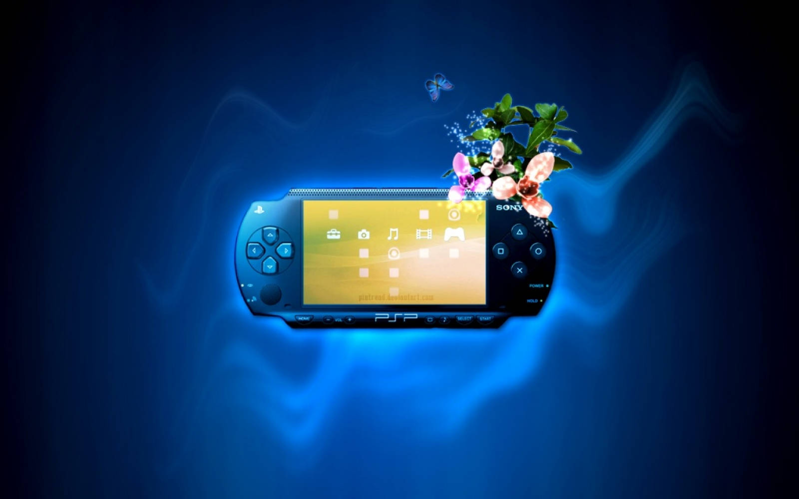 PlayStation 桌布 壁紙 — 一部 Sony PSP 主機在旋轉的藍色背景上發出溫暖的屏幕光芒，背景點綴著粉紅色的花朵和一隻蝴蝶。