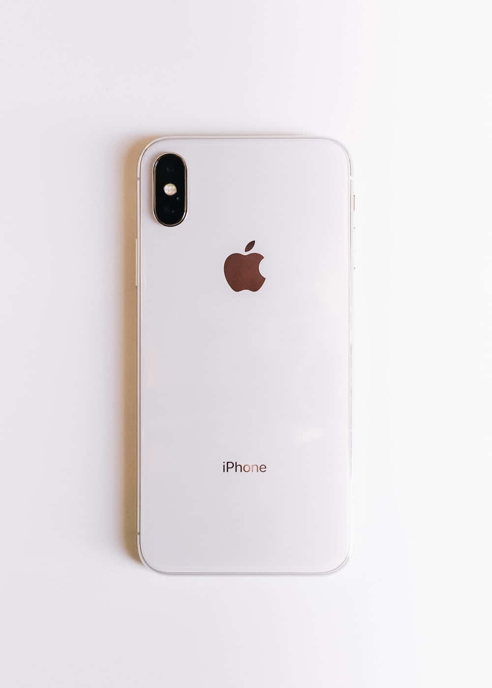 一部iPhone XR放在白色表面上 壁紙