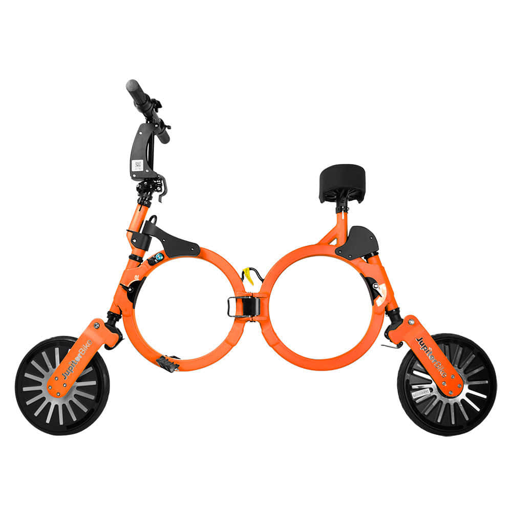 Bicycle 桌布 壁紙 — 一部亮橙色可折疊電動滑板車，帶圓形車架和黑色輪子，背景為白色。