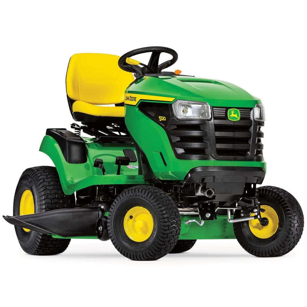 John Deere 桌布 壁紙 — 一部亮綠色和黃色的John Deere S720騎乘式割草機，配有黑色輪胎和黃色座椅，在工作室燈光下展示。