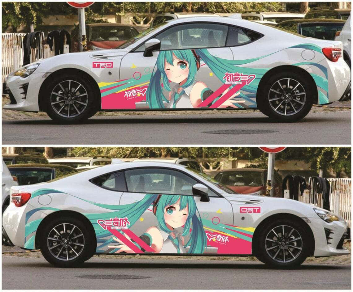 一部印有動漫角色的汽車 壁紙