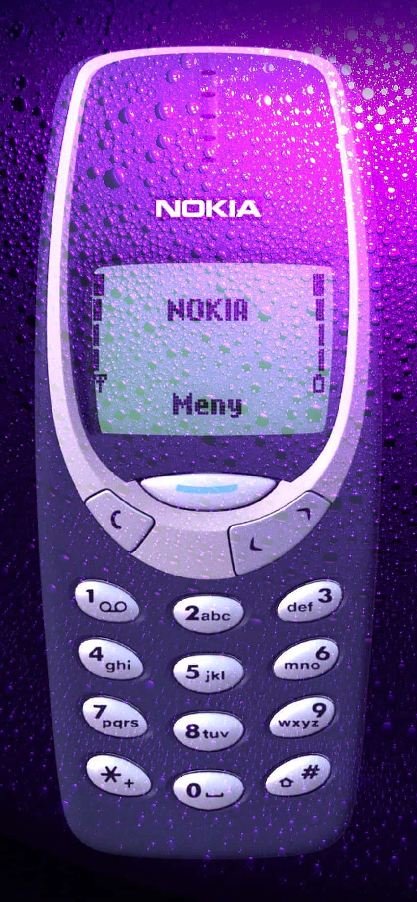 Nokia 桌布 壁紙 — 一部帶有水珠的復古Nokia手機在紫色霓虹燈下閃爍，背景閃閃發光。