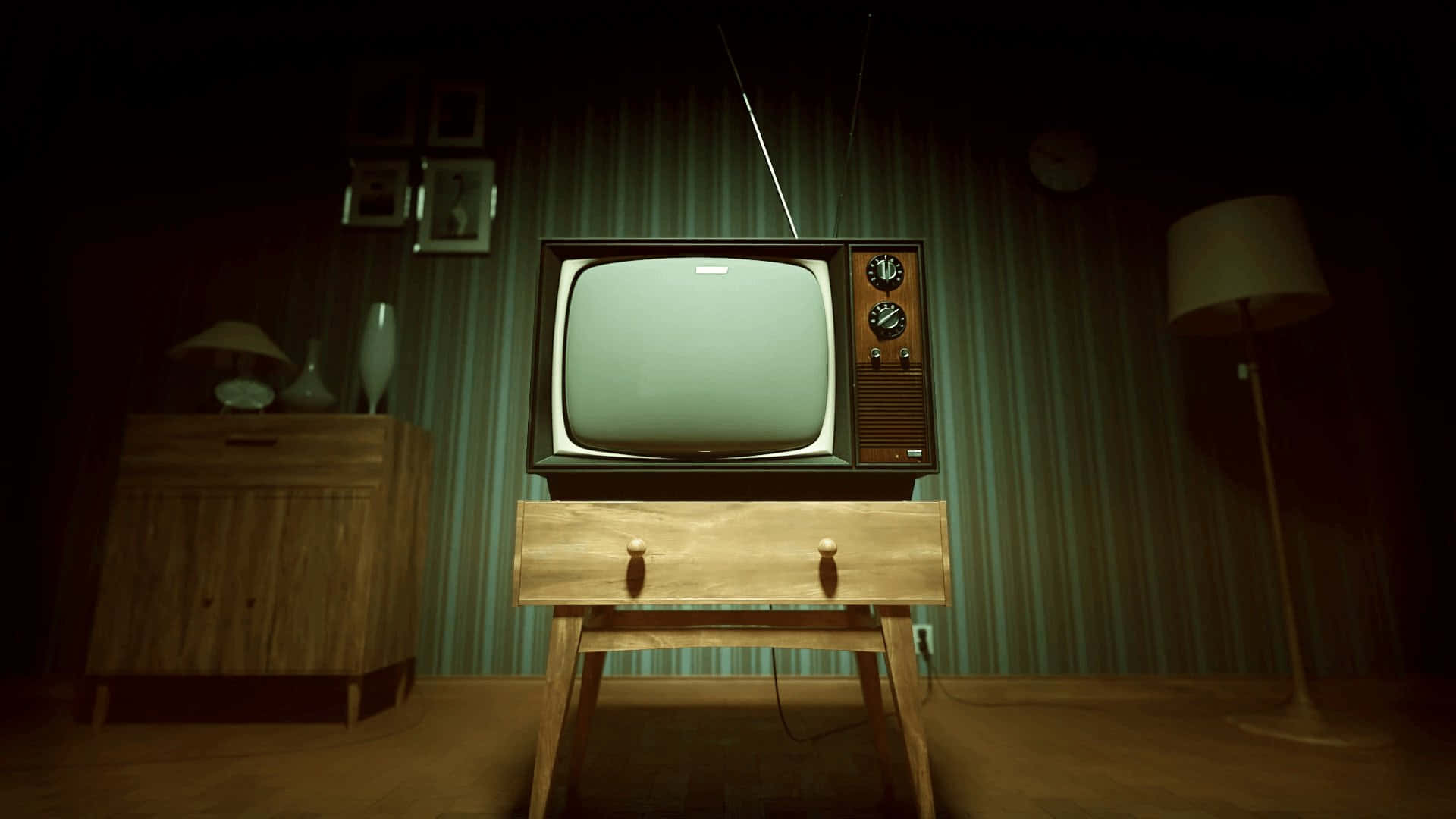 tv 桌布 壁紙 — 一部復古電視機放在木製架上，位於燈光昏暗的復古客廳，配有條紋牆紙和溫暖的環境照明。