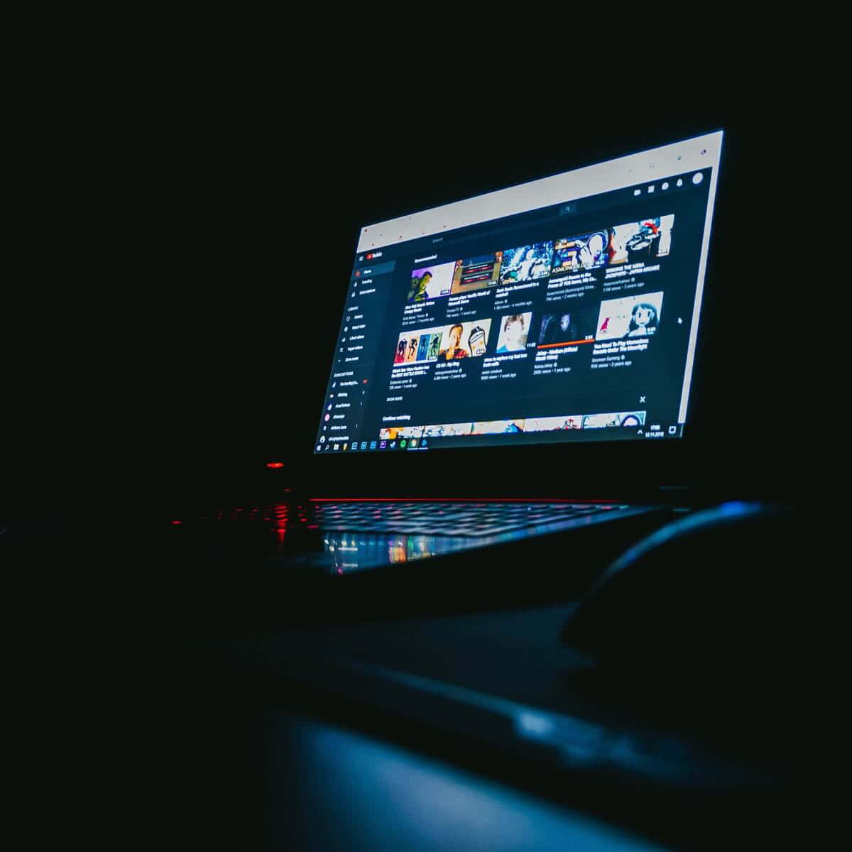 一部手提電腦，屏幕上顯示內容 壁紙