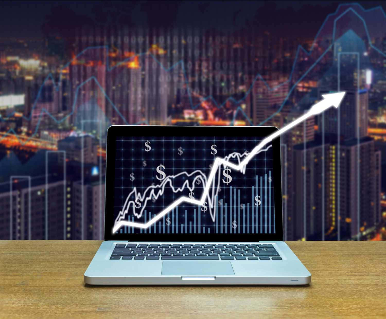 Stock Market 桌布 壁紙 — 一部手提電腦放在木桌上，顯示一個上升的股票圖表，帶有美元符號，背景是夜晚發光的城市天際線。
