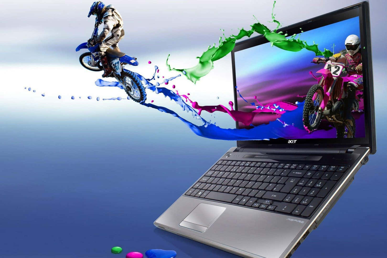Best Laptop 桌布 壁紙 — 一部手提電腦顯示一位越野電單車手，而一位真實的車手帶著色彩繽紛的油漆飛濺跳出。