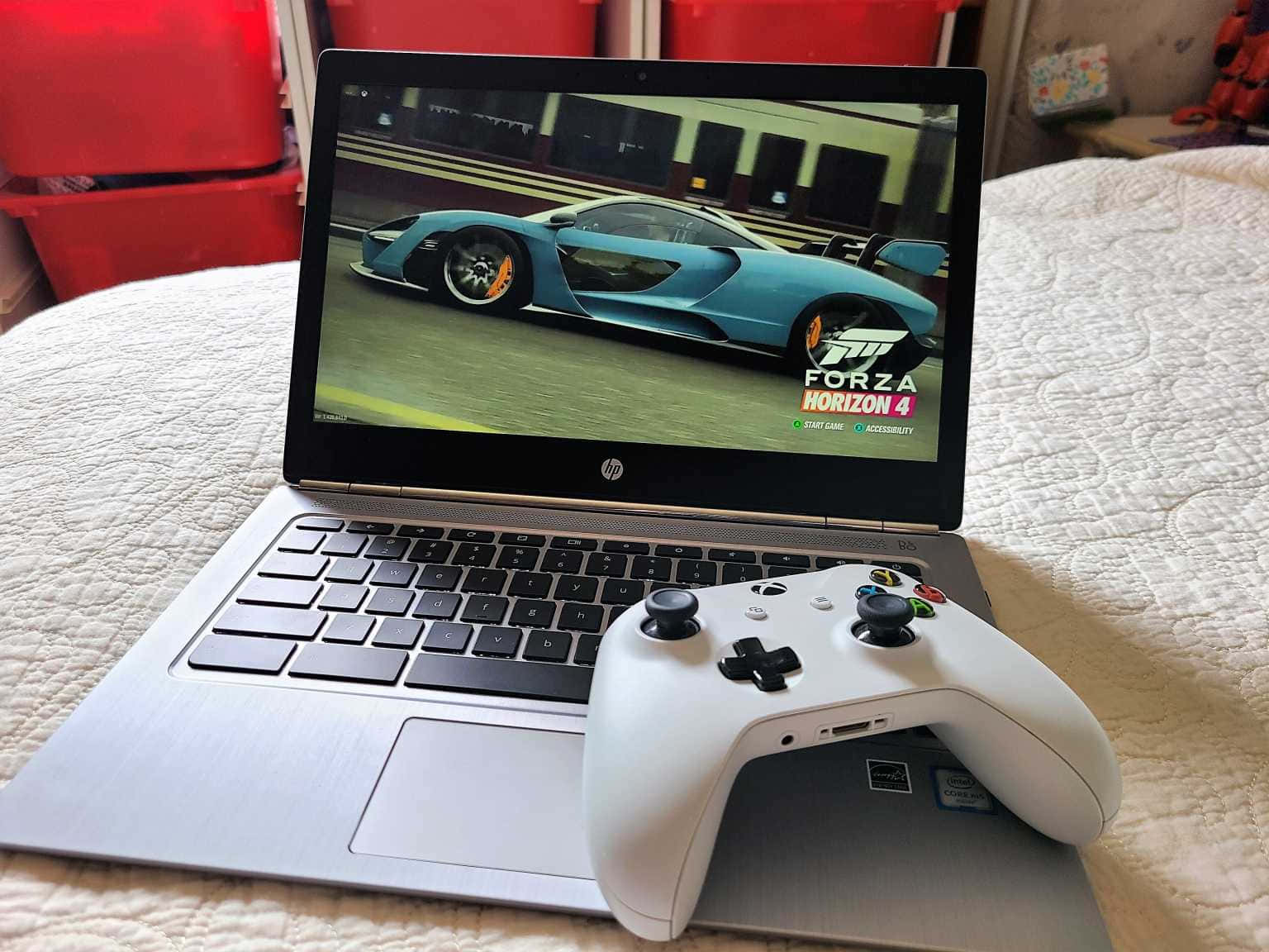 一部放有Xbox手掣的手提電腦 壁紙
