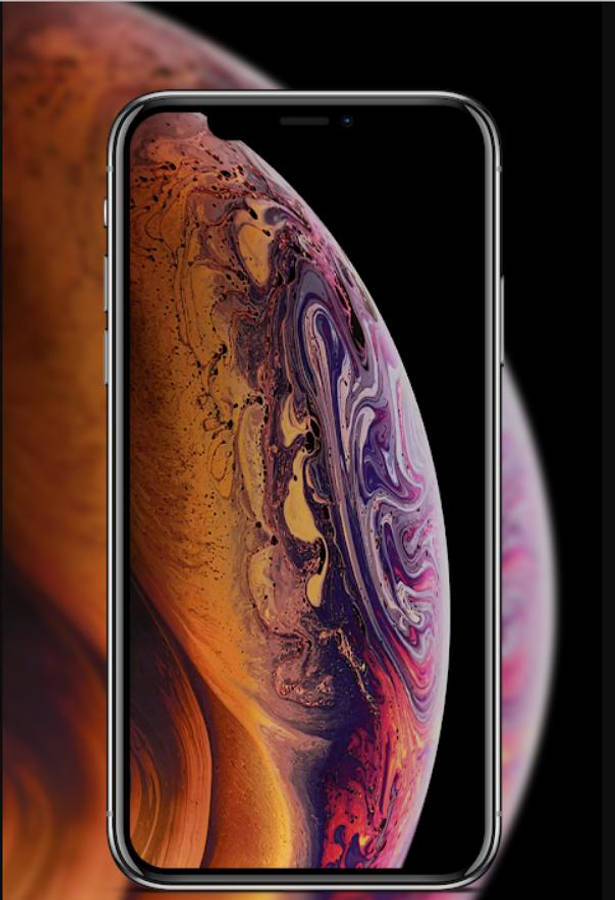 apple iPhone default 桌布 壁紙 — 一部時尚智能手機在黑暗宇宙背景上顯示充滿活力的旋轉抽象壁紙，並帶有模糊的行星球體。