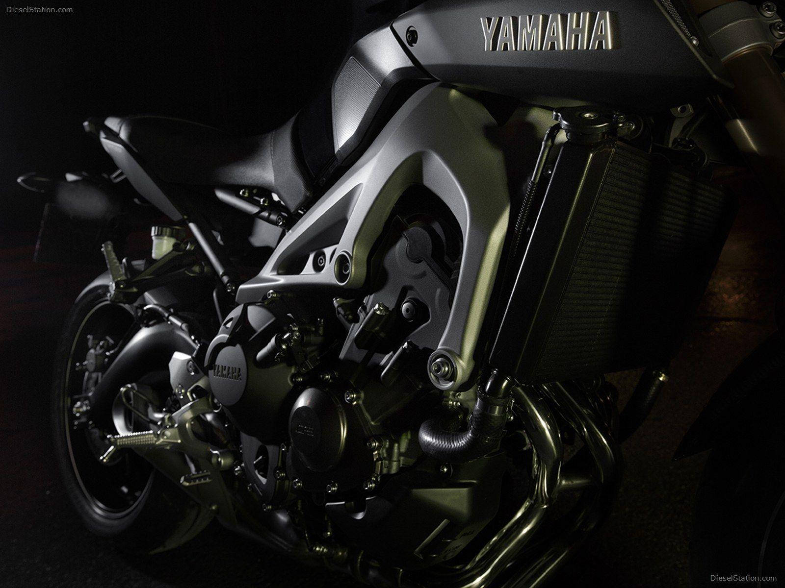 機車 桌布 壁紙 — 一部時尚的Yamaha電單車引擎在黑暗背景下，於戲劇性的工作室燈光下閃閃發光。