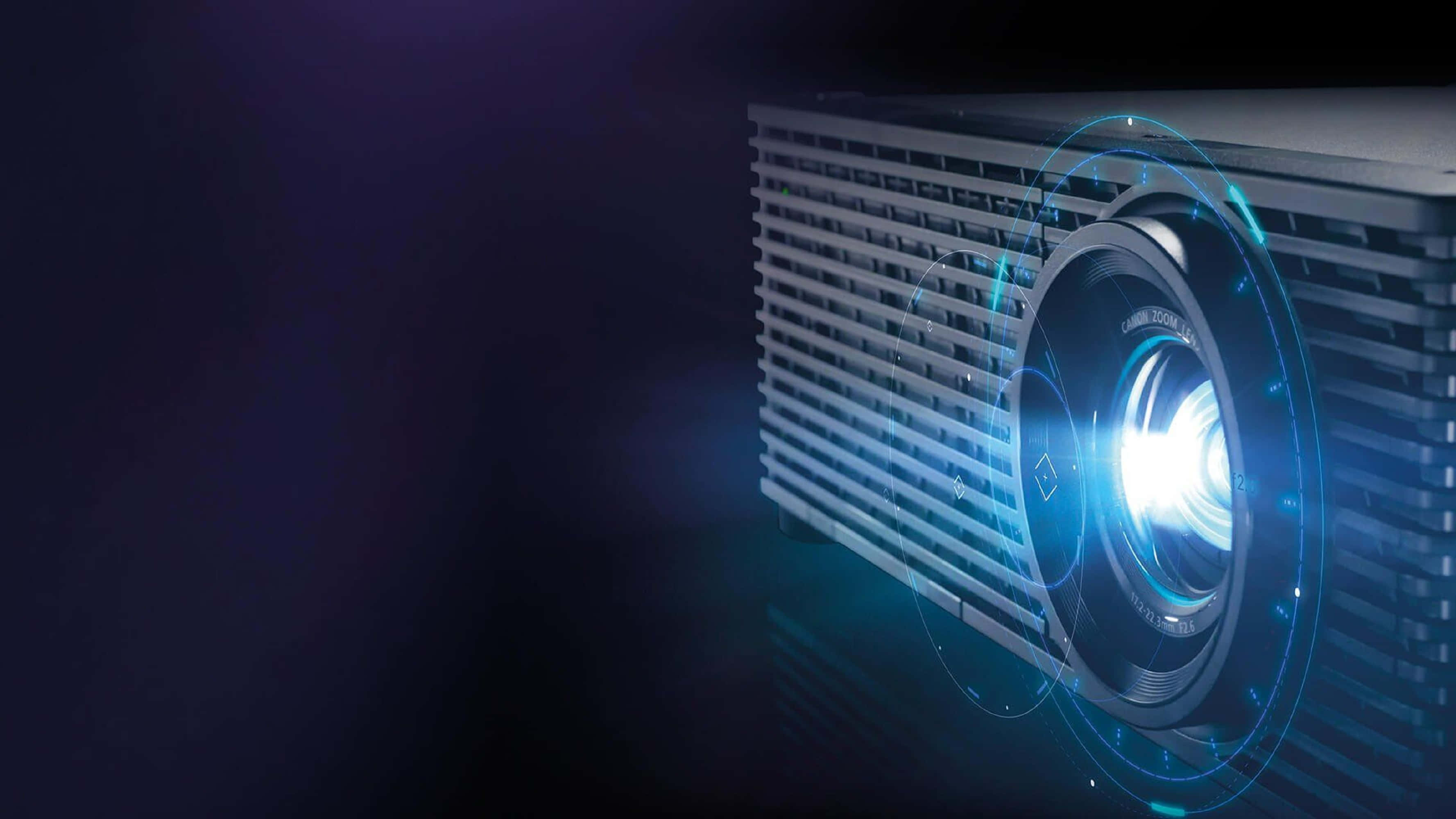 4K Projector 桌布 壁紙 — 一部時尚的現代投影機在黑暗背景下發出明亮的藍光，並帶有發光的數位介面疊加層。