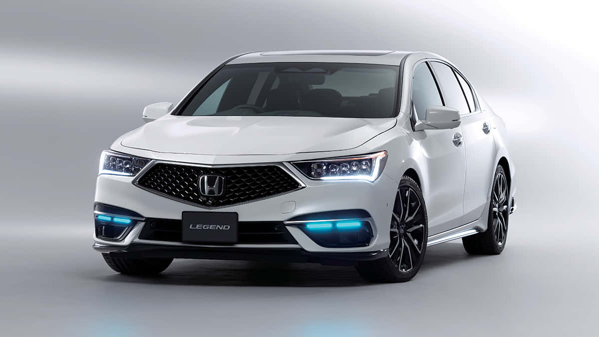 Honda Legend 桌布 壁紙 — 一部時尚的白色本田Legend轎車，配備發光的藍色頭燈和黑色輪圈，在簡約的灰色工作室背景下展示。