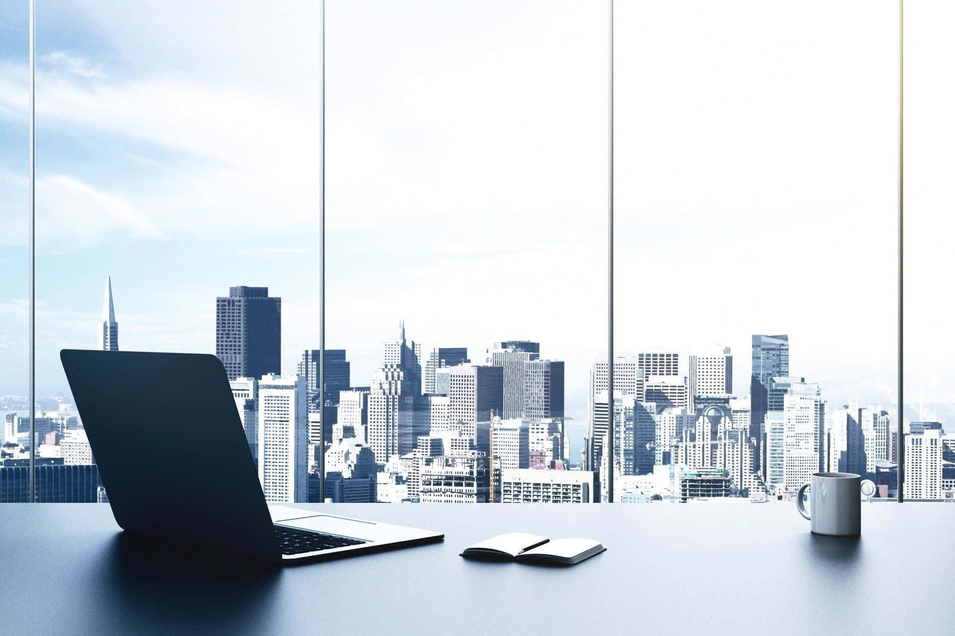 Office Decoration 桌布 壁紙 — 一部時尚的筆記型電腦和馬克杯放在一張深色桌子上，透過落地窗可以俯瞰明亮的城市天際線。