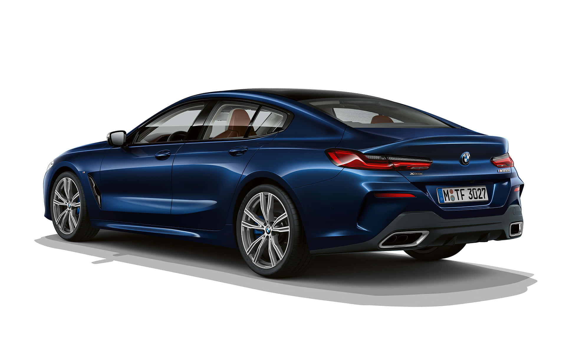 Bmw 8 Series 桌布 壁紙 — 一部時尚的藍色BMW 8系轎跑車，以四分之三後視圖展示在純白背景上。