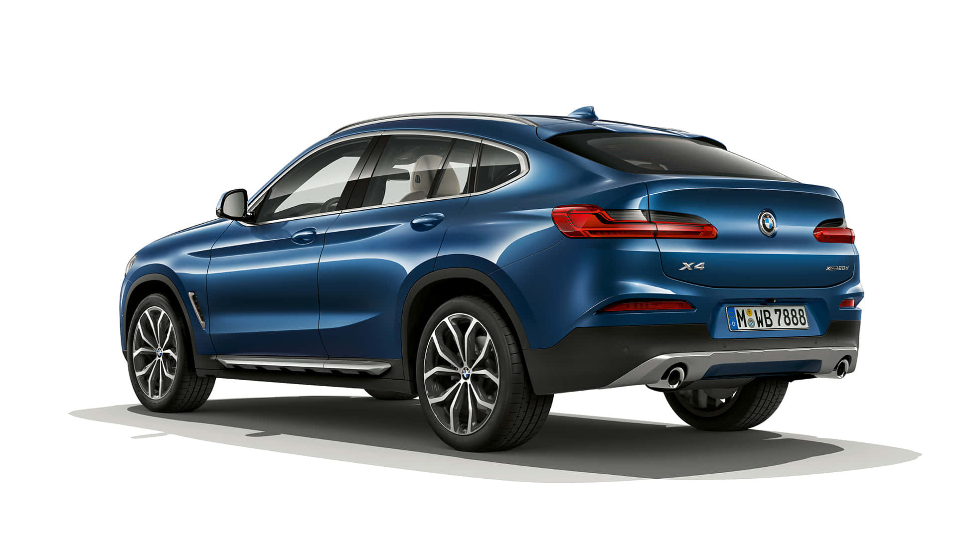 Bmw X4 桌布 壁紙 — 一部時尚的藍色BMW X4 SUV，以四分之三後視角度展示，背景為純白色並帶有柔和陰影。