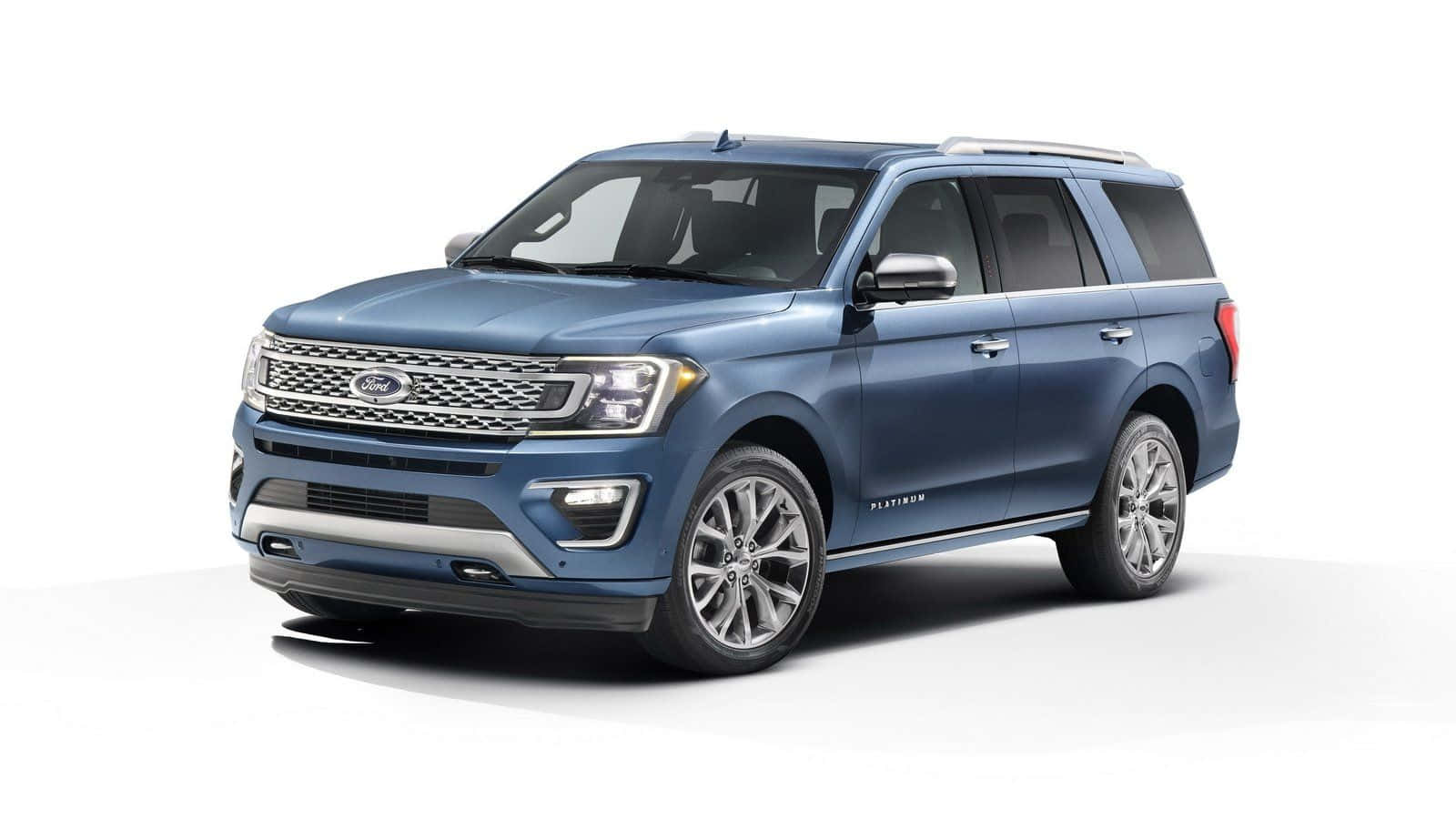 Ford Expedition 桌布 壁紙 — 一部時尚的藍色福特 Expedition Platinum SUV 在乾淨的攝影棚中展示，配有柔和燈光和白色背景。