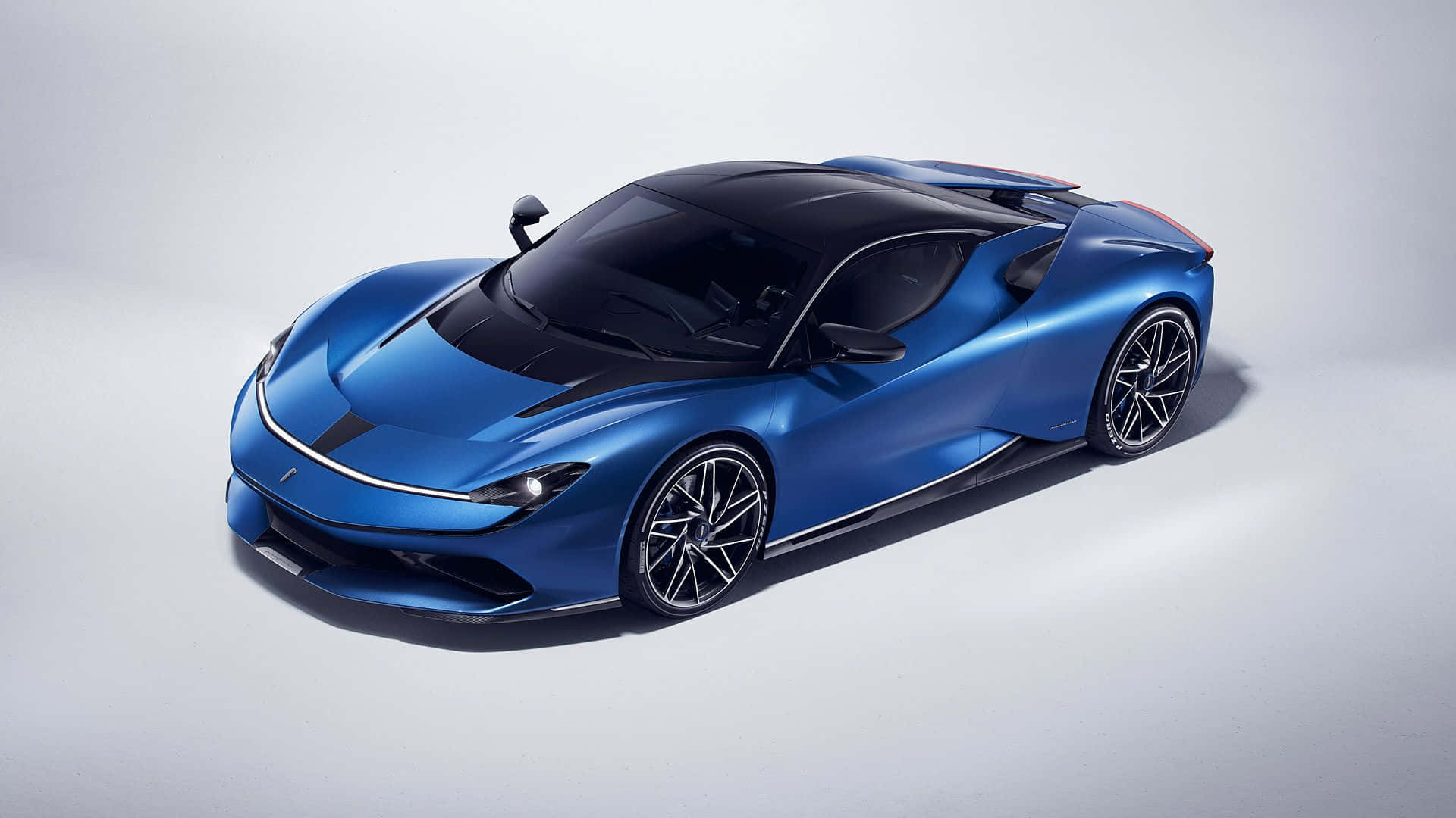 Pininfarina 桌布 壁紙 — 一部時尚的藍色跑車，帶有黑色點綴和空氣動力學設計，在簡約的攝影棚環境中展示。