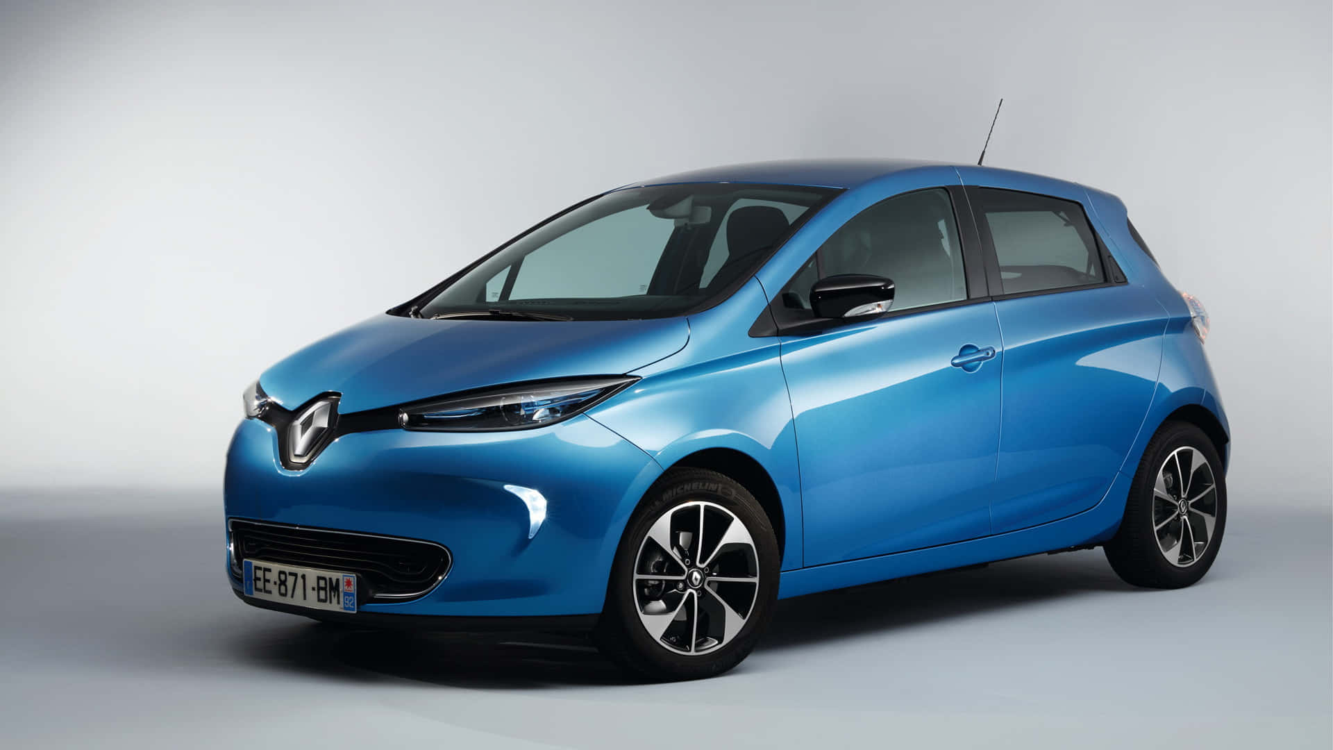 Renault Zoe 桌布 壁紙 — 一部時尚的藍色雷諾Zoe電動車在簡約的攝影棚環境中展示，光線柔和。