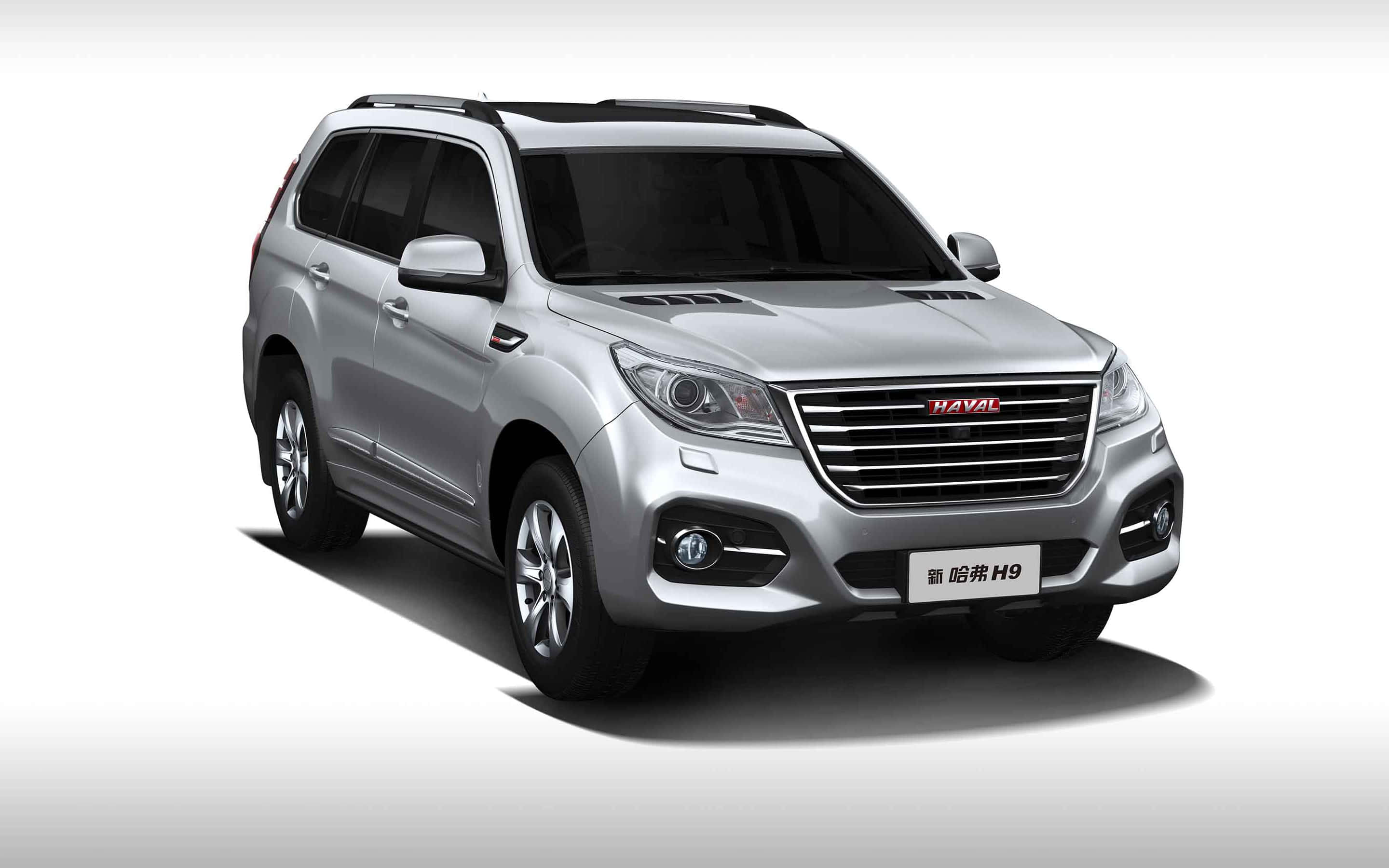 Haval 桌布 壁紙 — 一部時尚的銀色哈弗H9 SUV在乾淨的攝影棚環境中展示，帶有柔和陰影和漸變白色背景。