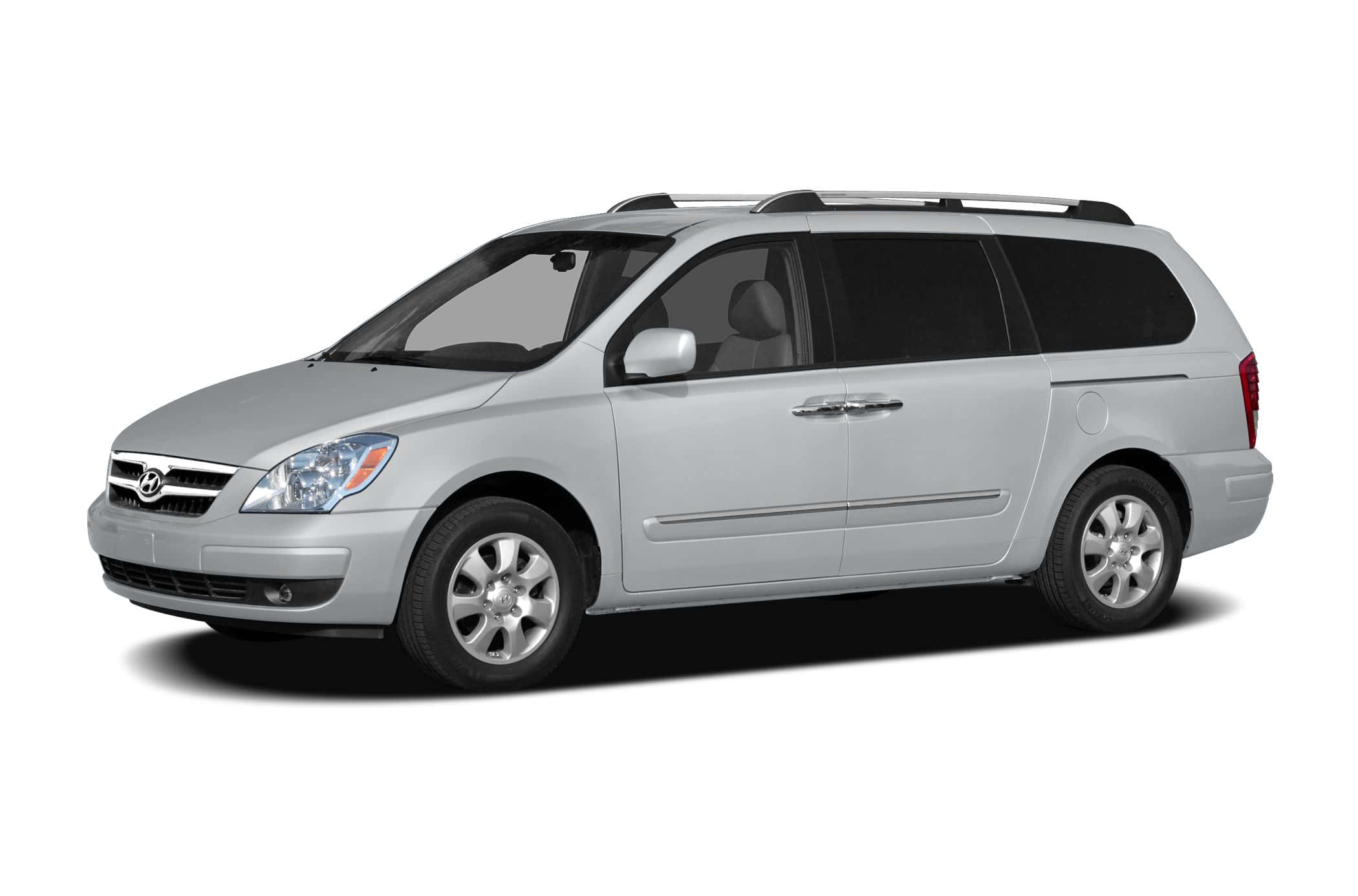 Hyundai Entourage 桌布 壁紙 — 一部時尚的銀色小型貨車配備車頂行李架，在乾淨的白色背景上以側面輪廓展示。