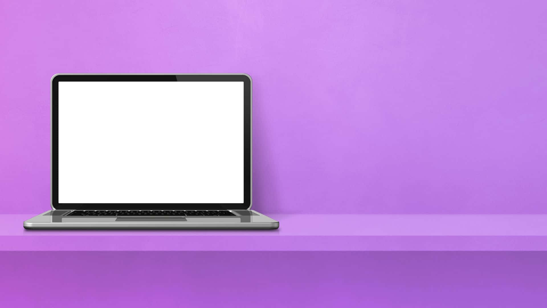 Computer Screen 桌布 壁紙 — 一部時尚的銀色手提電腦，帶有空白白色屏幕，放在與純紫色牆壁相配的紫色架子上。