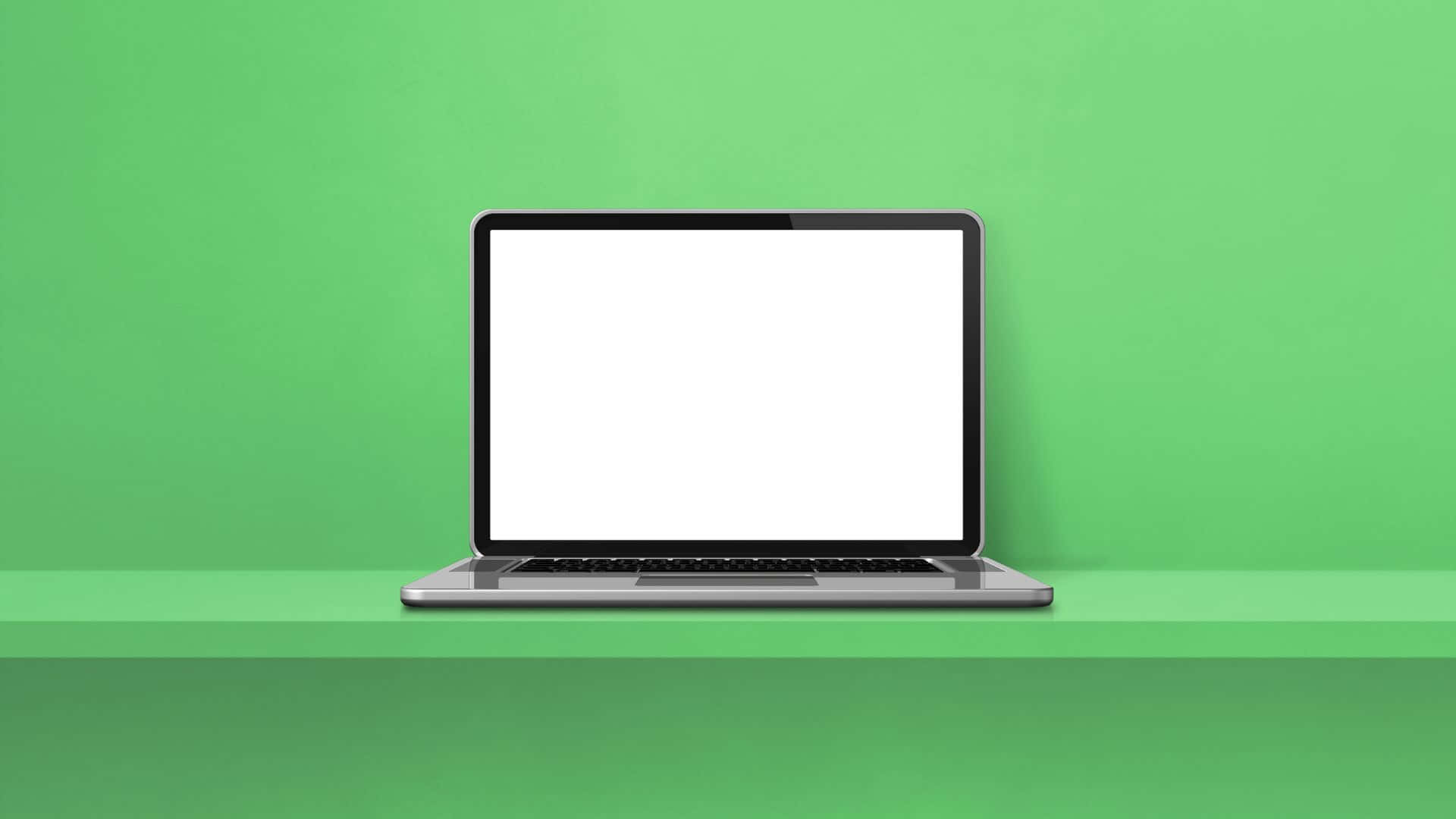 Computer Screen 桌布 壁紙 — 一部時尚的銀色手提電腦，空白白色屏幕，置於充滿活力的綠色層架中央，背景是相配的綠色牆壁。