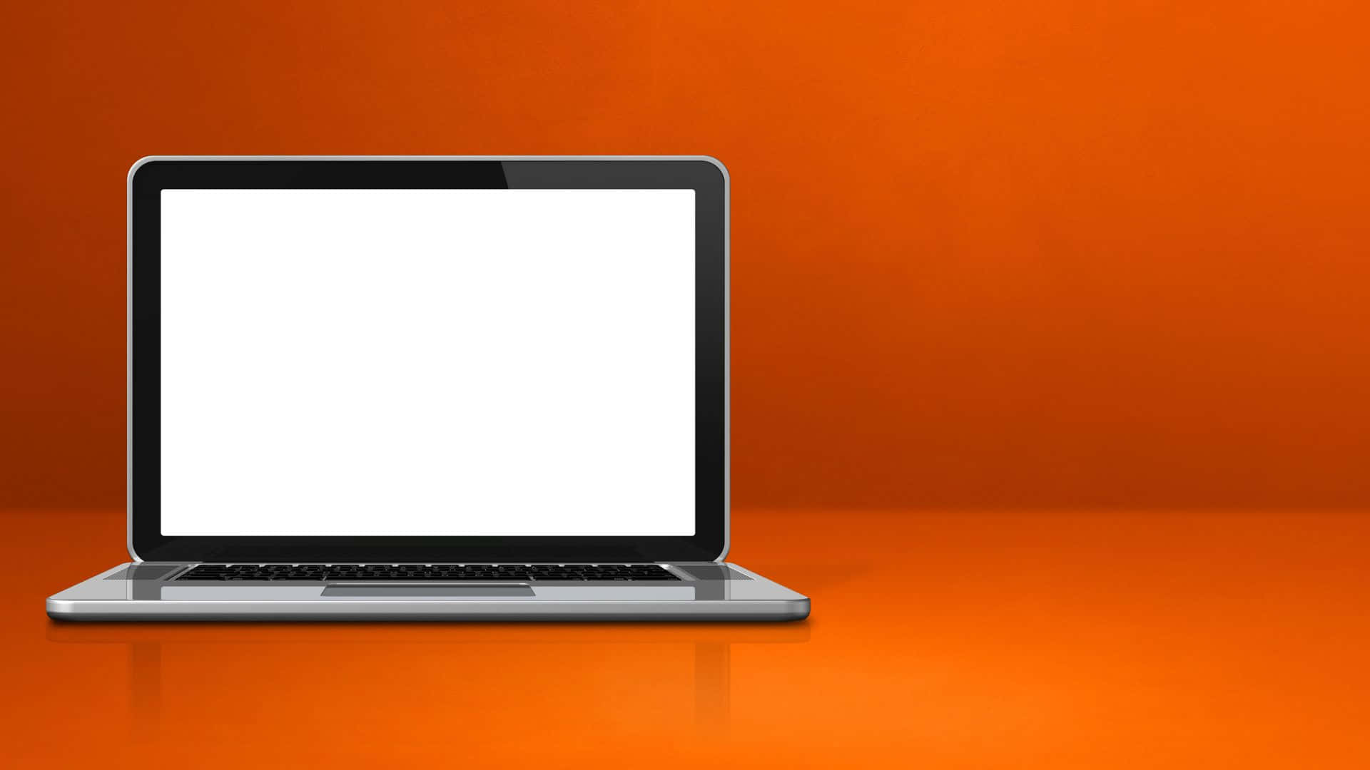 Computer Screen 桌布 壁紙 — 一部時尚的銀色手提電腦，配備空白白色屏幕，置於充滿活力的橙色漸變表面上。