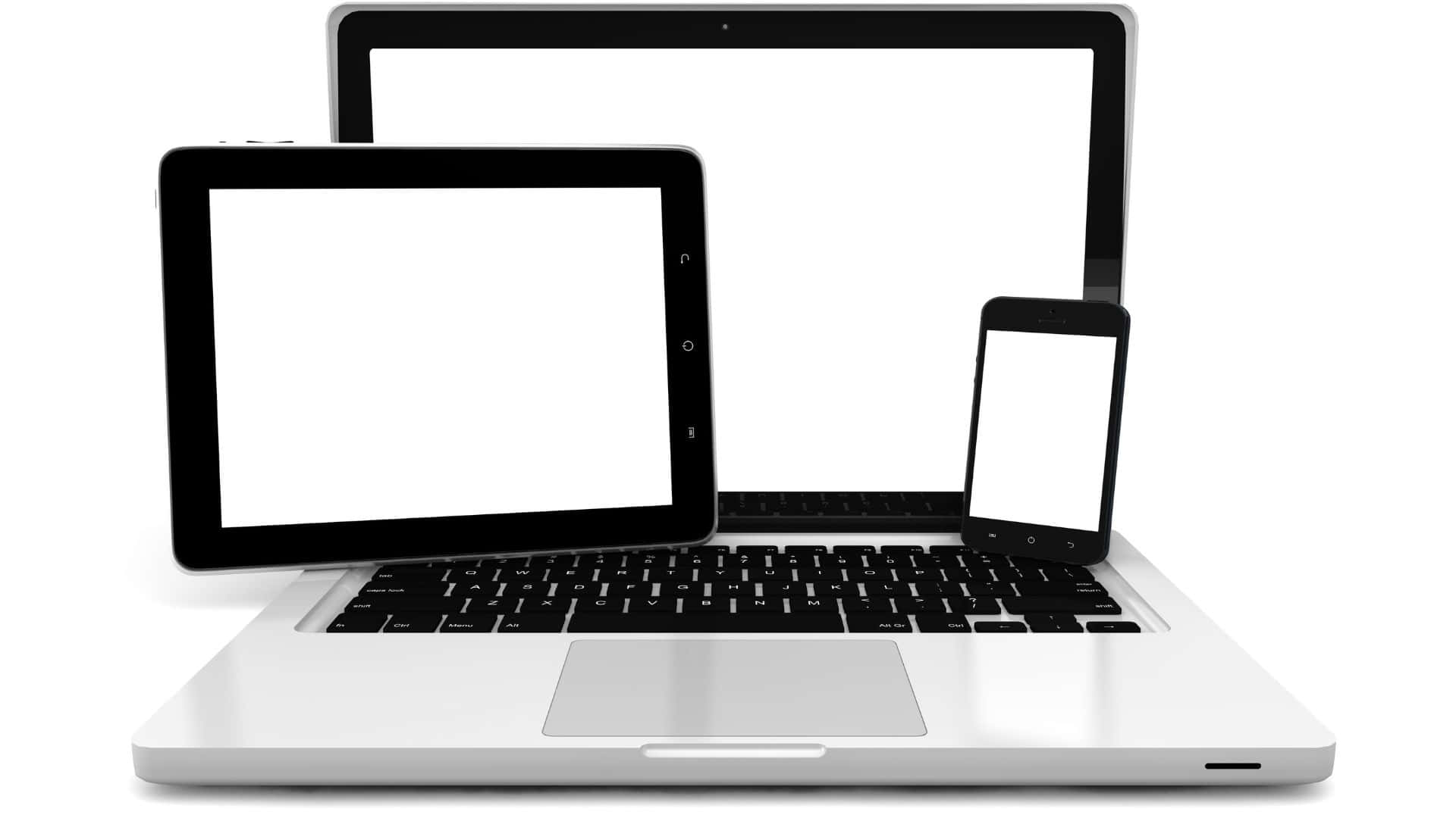 Computer Screen 桌布 壁紙 — 一部時尚的銀色手提電腦配備黑色鍵盤，在純白色背景上將平板電腦和智能手機放在蓋子上。