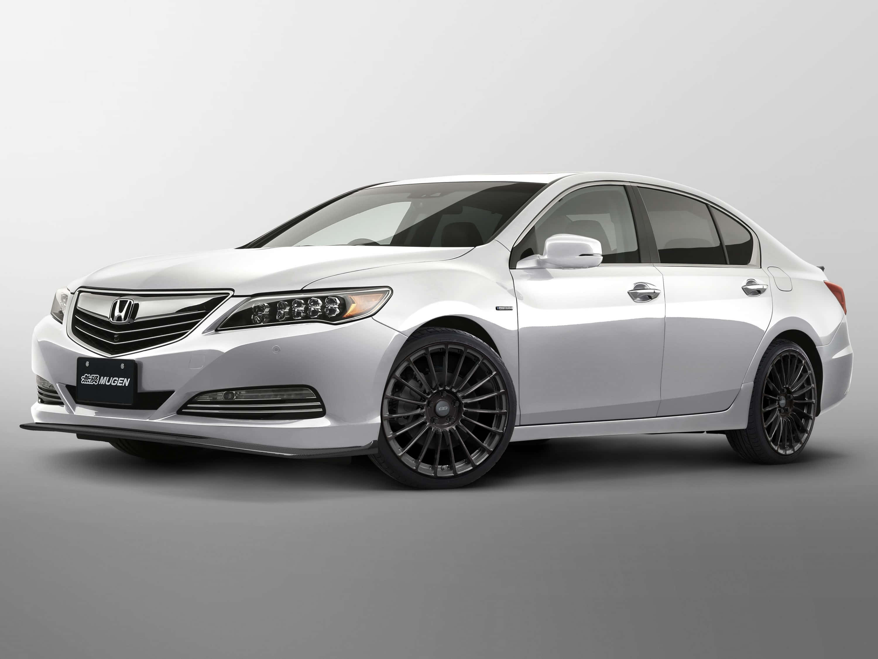 Honda Legend 桌布 壁紙 — 一部時尚的銀色本田雅閣配黑色合金輪圈，在極簡灰色工作室背景下展示。