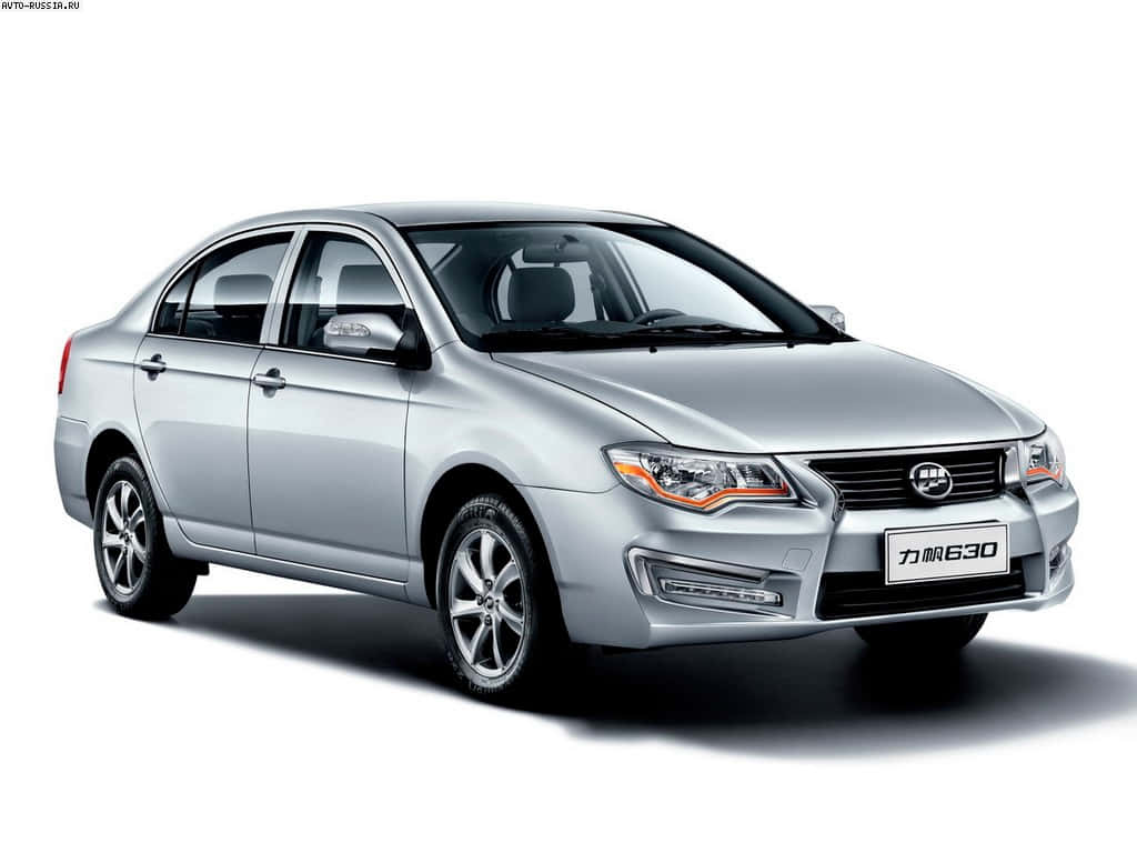 Lifan 桌布 壁紙 — 一部時尚的銀色轎車，配備現代車頭燈和合金輪圈，在潔淨的白色工作室背景前展示。