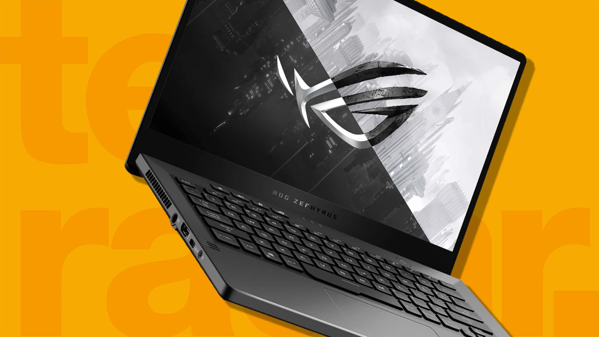 美學筆電 桌布 壁紙 — 一部時尚的黑色 ROG Zephyrus 電競手提電腦，傾斜放置在帶有微弱文字的鮮明橙色背景上。