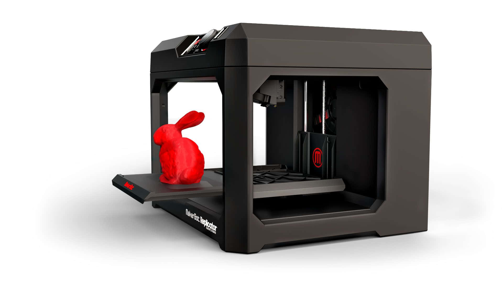 3d Printer 桌布 壁紙 — 一部時尚的黑色3D打印機，上面有一個鮮紅色的兔子公仔剛剛打印完成，放在開放的構建平台上。