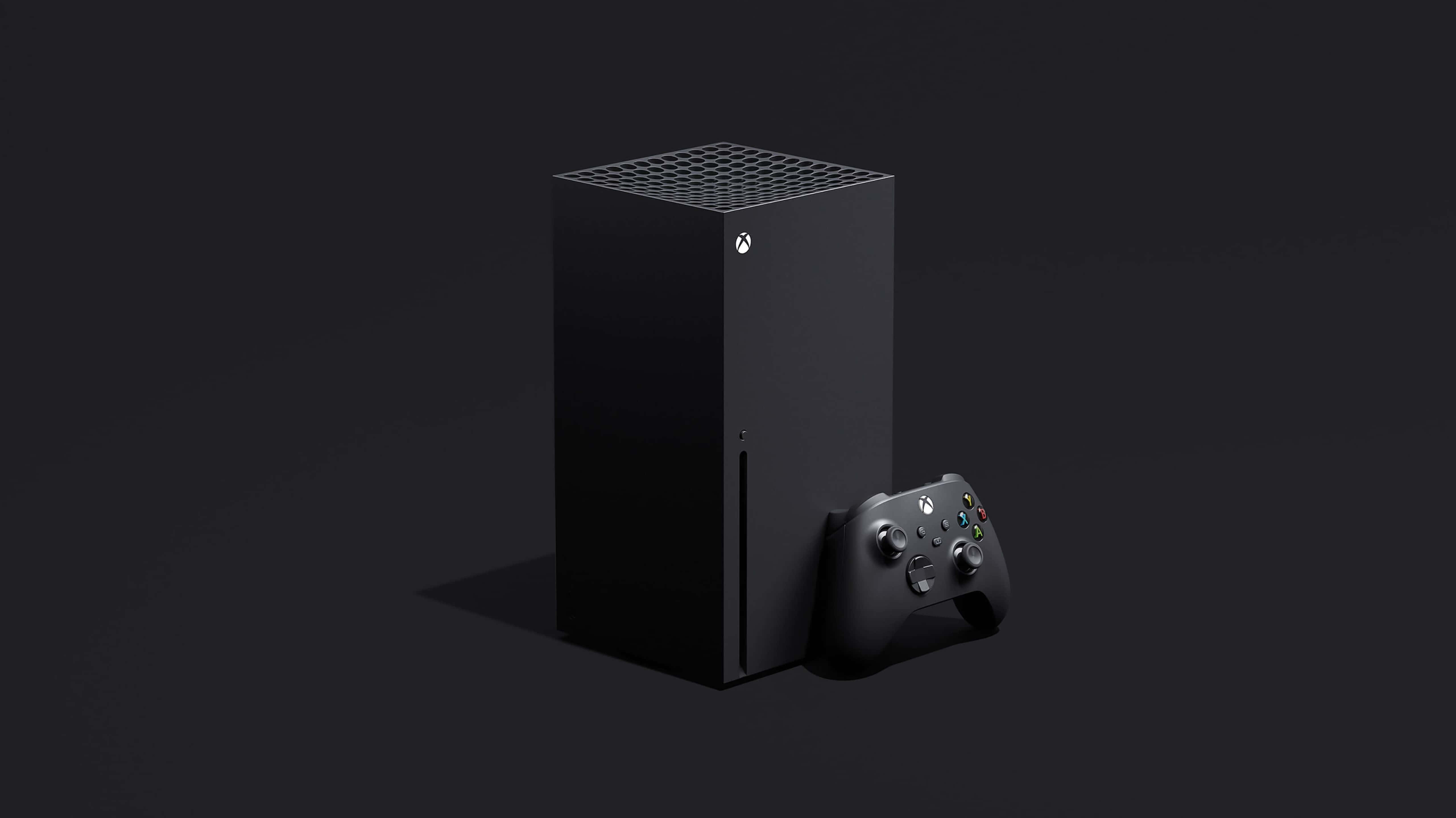 4K Gaming Consoles 桌布 壁紙 — 一部時尚的黑色Xbox Series X主機和控制器，在簡約的深色背景上，配以柔和燈光。