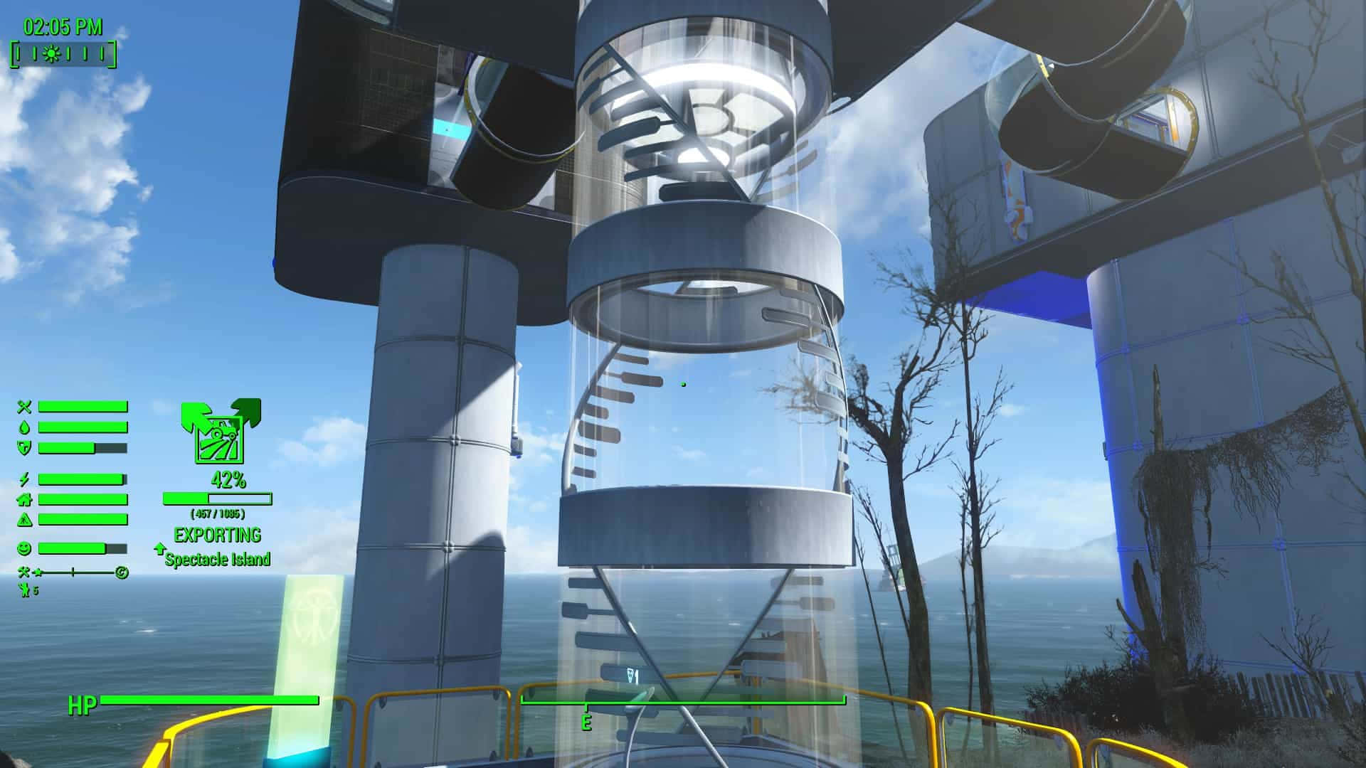 Fallout 4 Institute 桌布 壁紙 — 一部未來風格的玻璃升降機沿著金屬塔上升，背景是明亮的藍天，下方有海洋和光禿的樹木。