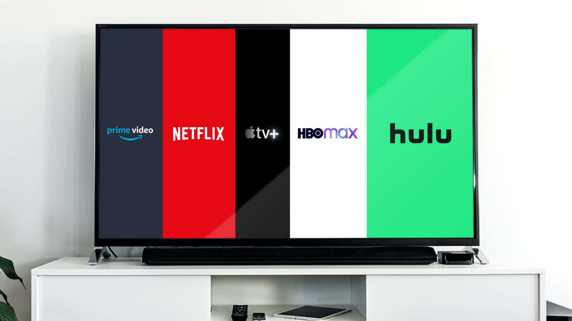 Video-on-demand 桌布 壁紙 — 一部現代電視在簡約白色娛樂櫃上，以彩色垂直條為背景顯示五個串流服務標誌。