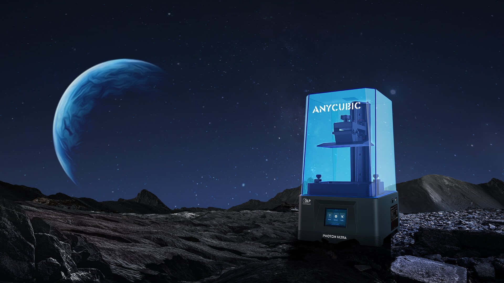 3d Printer 桌布 壁紙 — 一部發光的藍色Anycubic Photon Ultra 3D打印機站在岩石外星景觀上，星空下有一顆新月形行星。