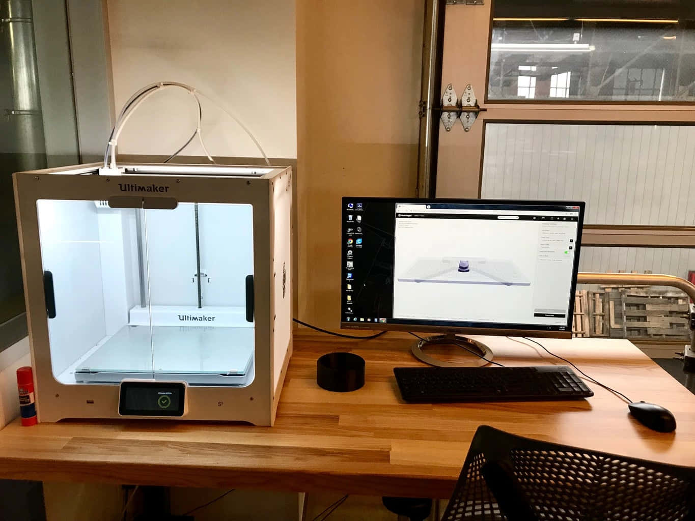 3d Printer 桌布 壁紙 — 一部白色 Ultimaker 3D 打印機放在木桌上，旁邊的電腦顯示著一個用於打印的 3D 模型。