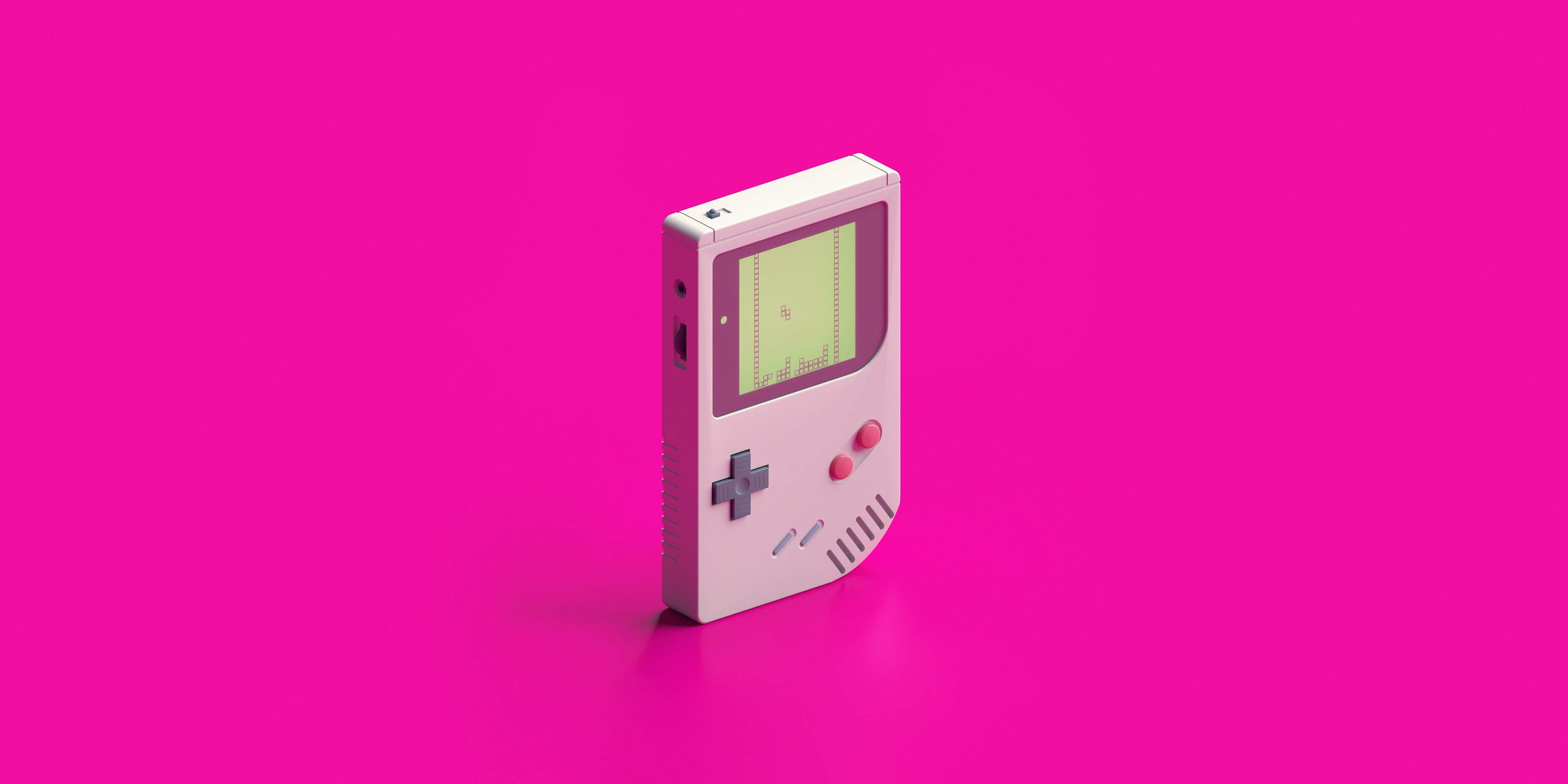 4K Gaming Consoles 桌布 壁紙 — 一部粉紅色 Game Boy 配綠色螢幕，居中置於鮮豔的洋紅色背景上。