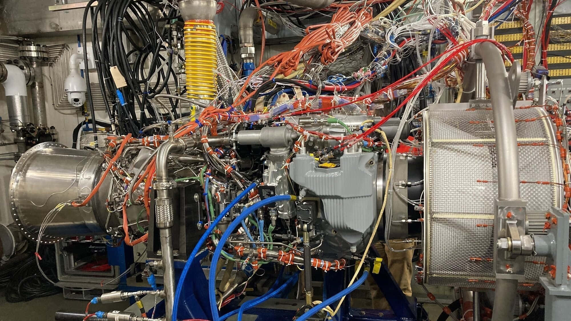 一部裝有大量電線和管道的大型機器 壁紙